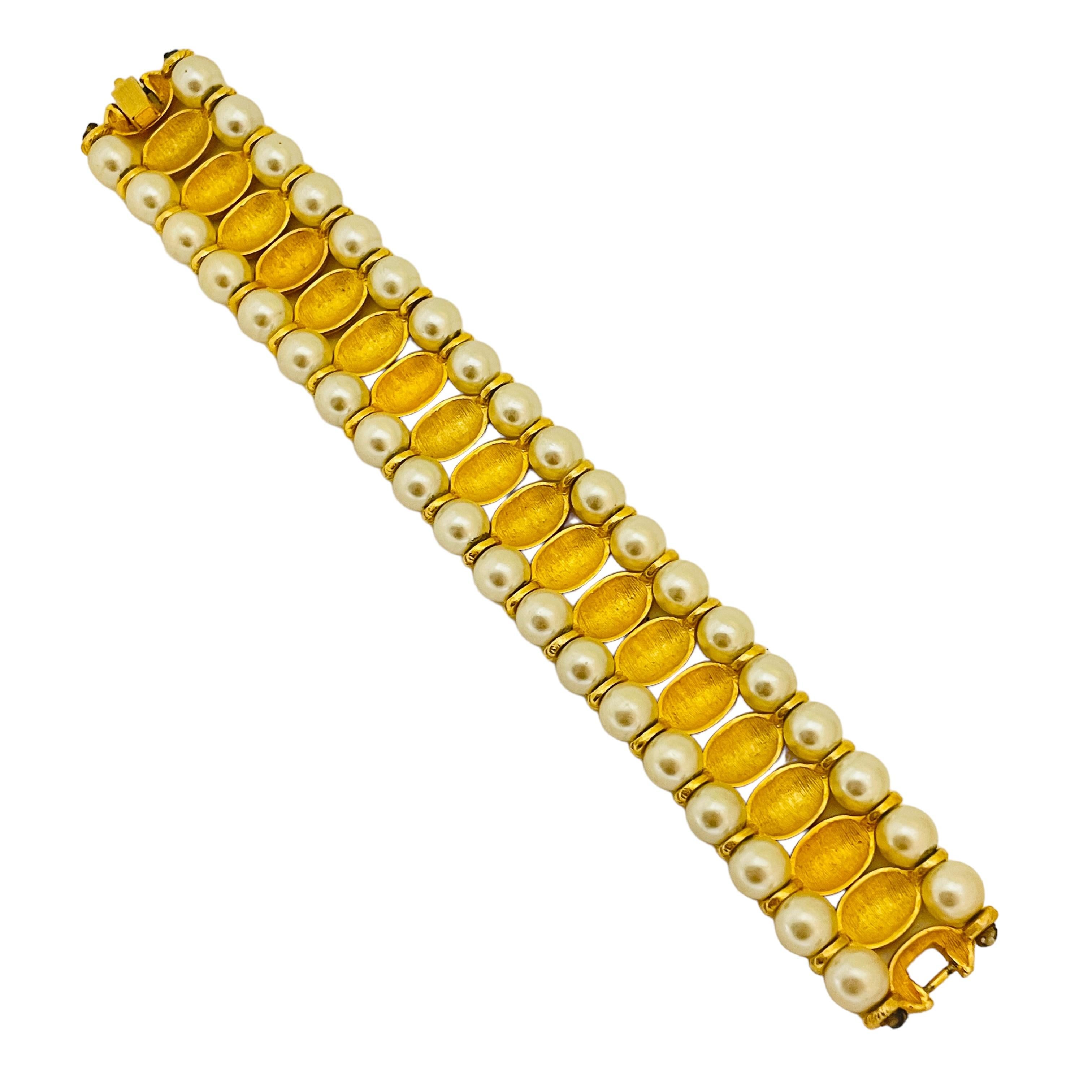 Vintage gold faux pearls designer runway bracelet In Good Condition For Sale In Palos Hills, IL