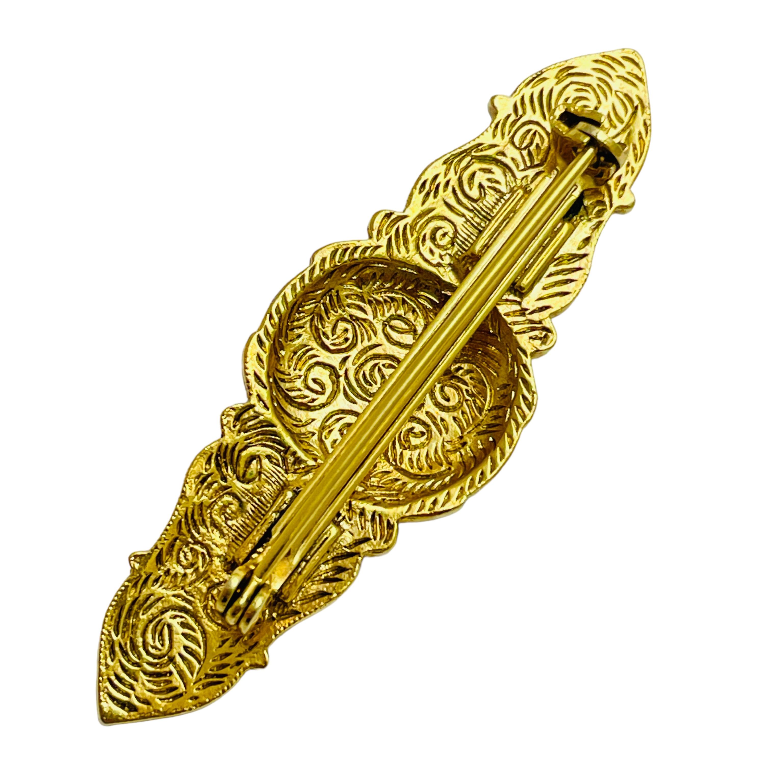 Vintage gold faux stones etruscan designer brooch In Good Condition For Sale In Palos Hills, IL