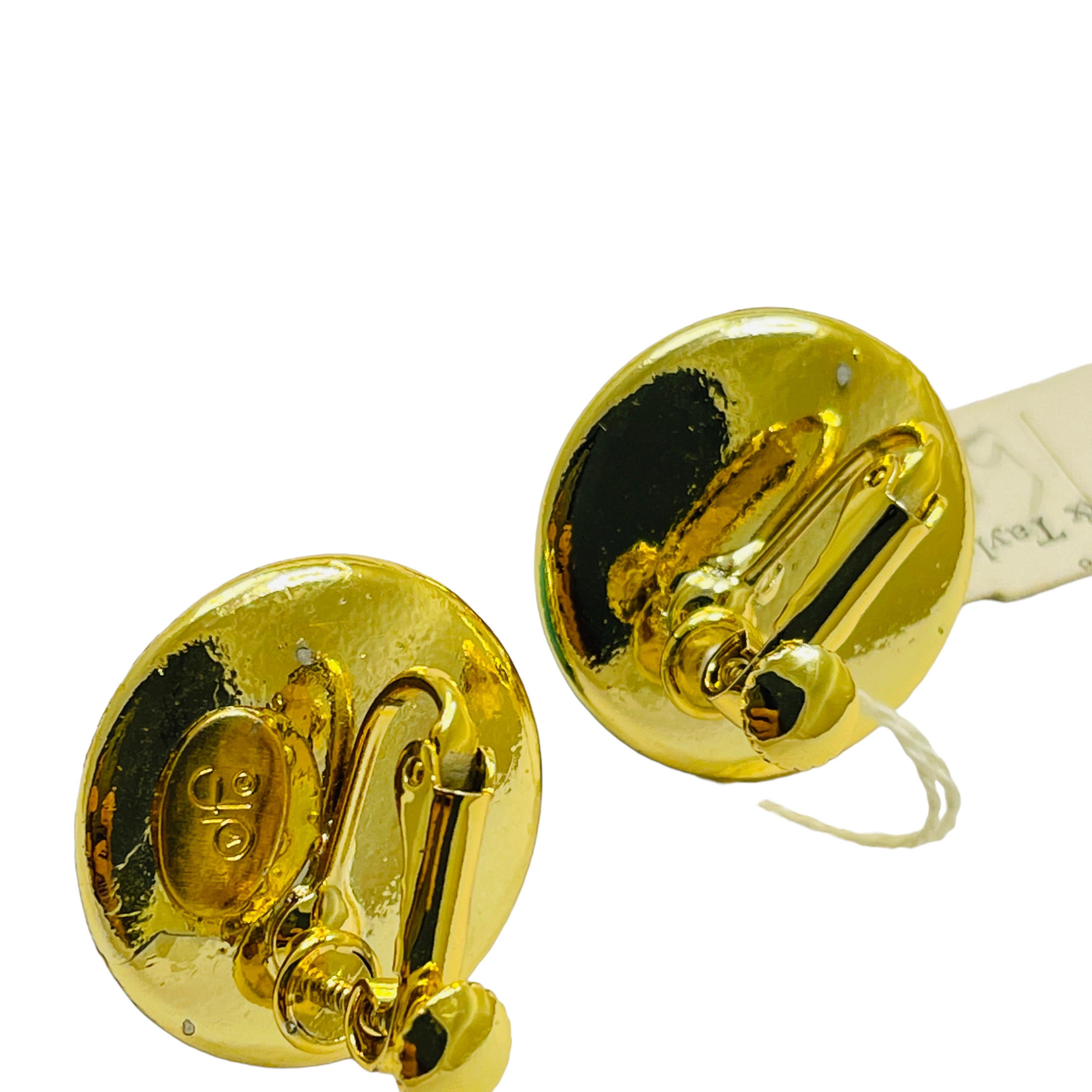 Clips d'oreilles vintage de créateur en or et fausse turquoise avec strass Excellent état - En vente à Palos Hills, IL