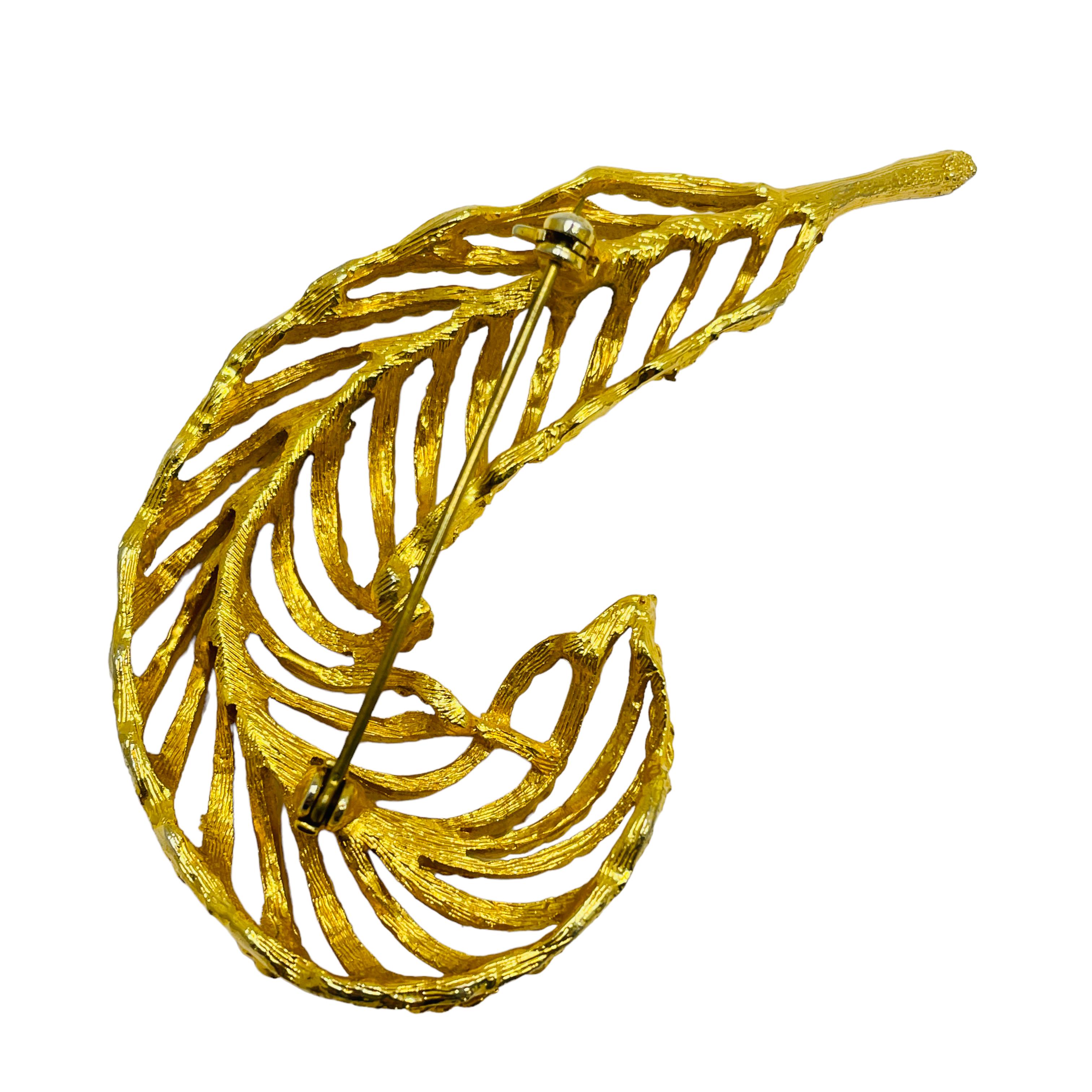 Vintage gold feather designer runway brooch In Good Condition For Sale In Palos Hills, IL