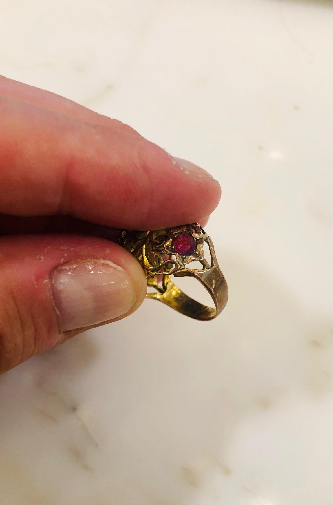Vintage Gold Filigre indian Princess Ring In Good Condition For Sale In West Hollywood, CA