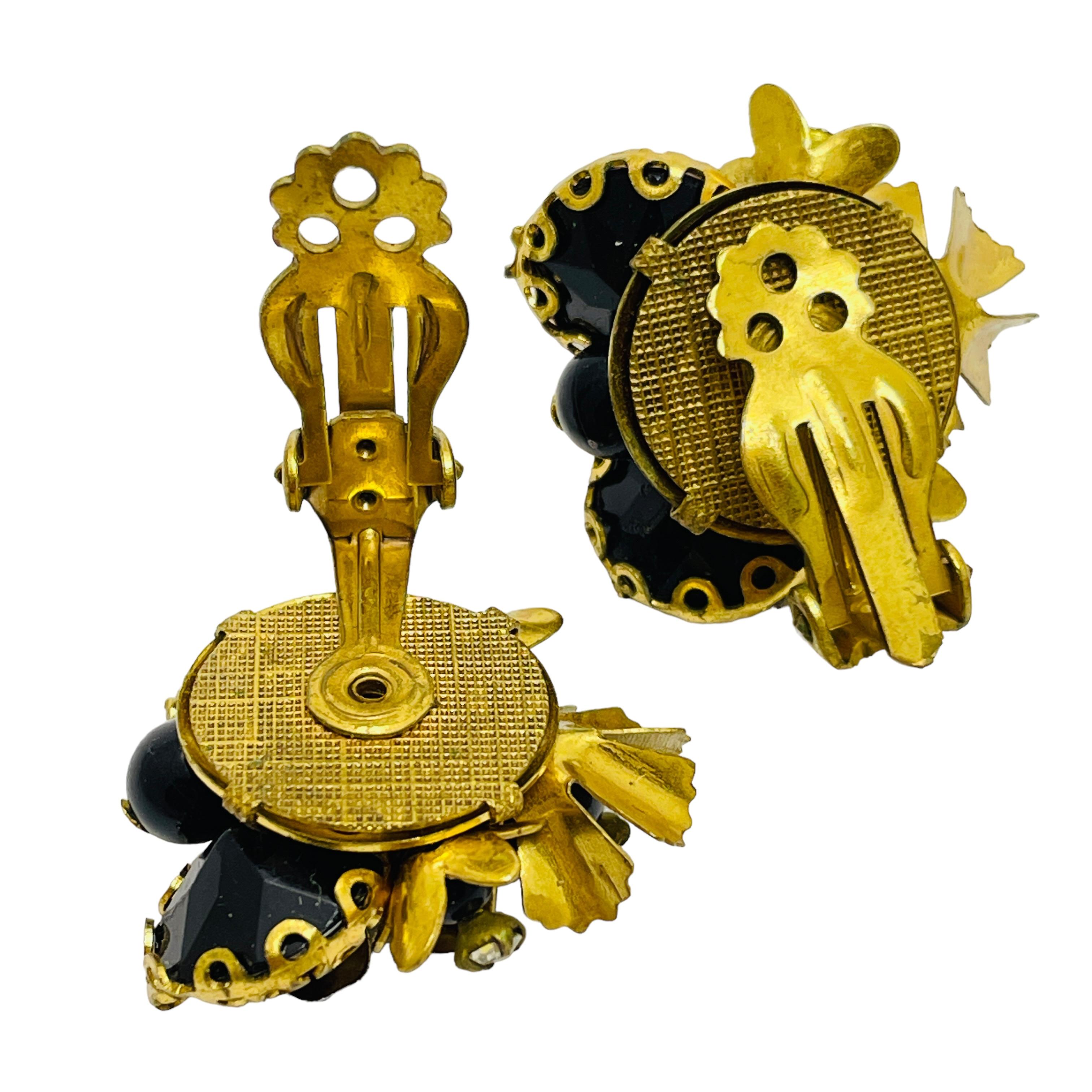 Vintage gold flower bkack beads cluster designer clip on earrings In Good Condition For Sale In Palos Hills, IL