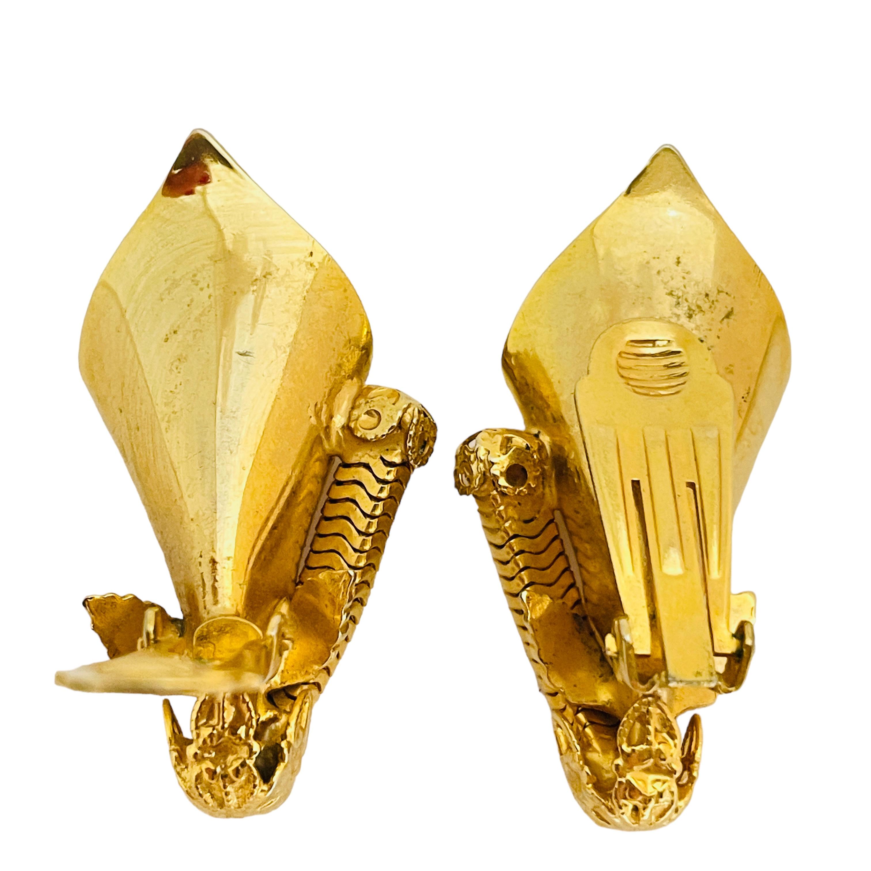 Vintage gold flowers designer clip on earrings In Good Condition For Sale In Palos Hills, IL