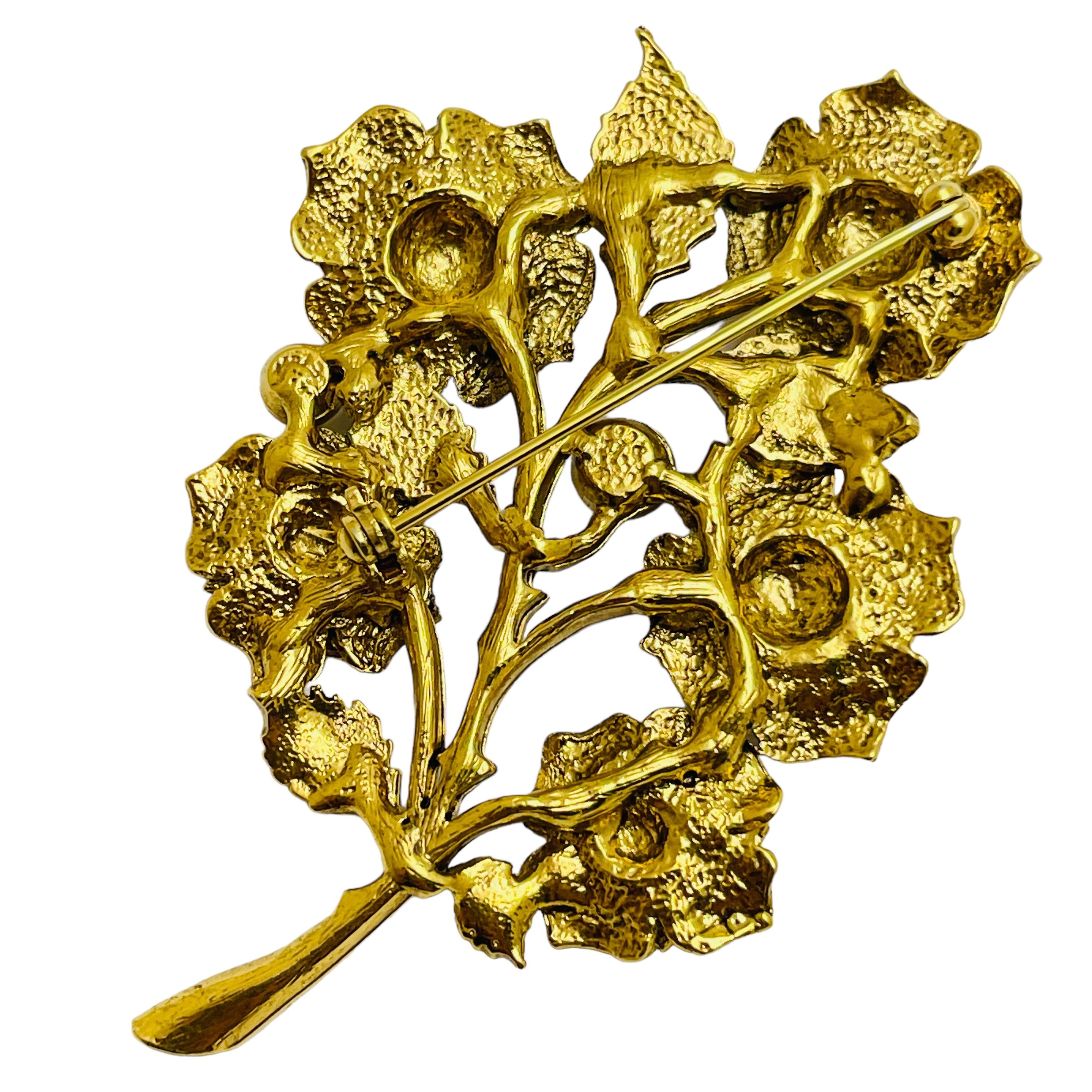 Vintage gold flowers pearls rhinestones designer brooch In Good Condition In Palos Hills, IL
