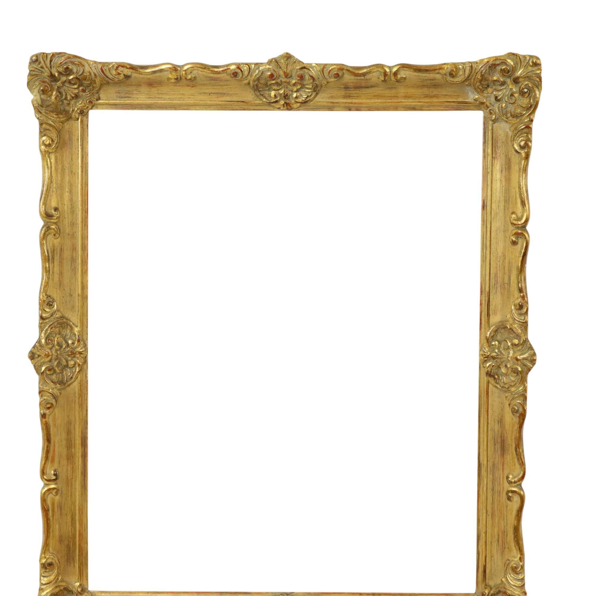 Großer goldfarbener Vintage-Kiefernrahmen mit schöner Alterspatina, ganz im Barockstil, verziert mit Akanthusblättern, Blumen und Mustern, erste Hälfte des 20. Jahrhunderts.

Eine schöne Größe des Rahmens, mit dem man kreativ sein kann, schön als