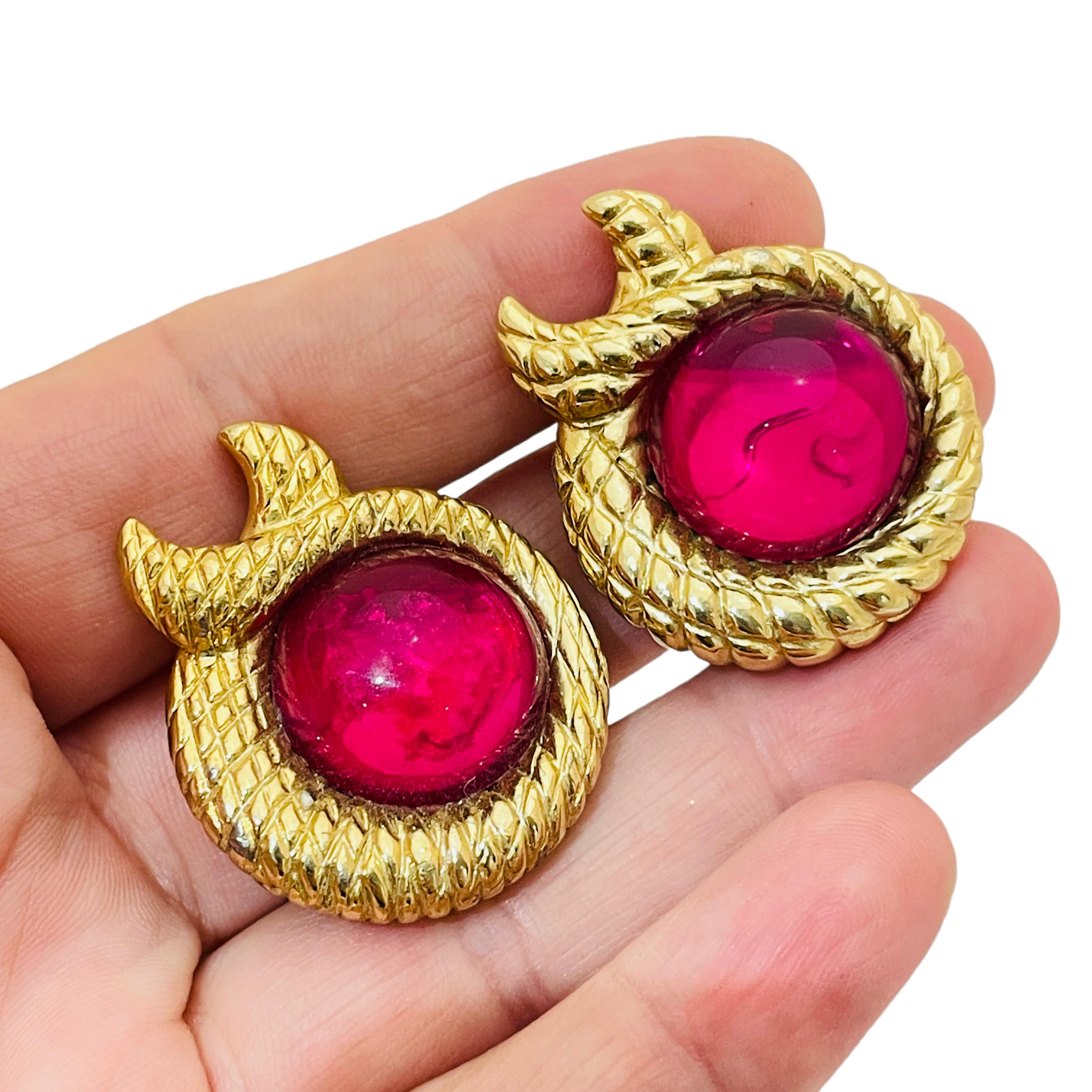 Women's or Men's Vintage gold fuchsia pink glass designer runway clip on earrings For Sale