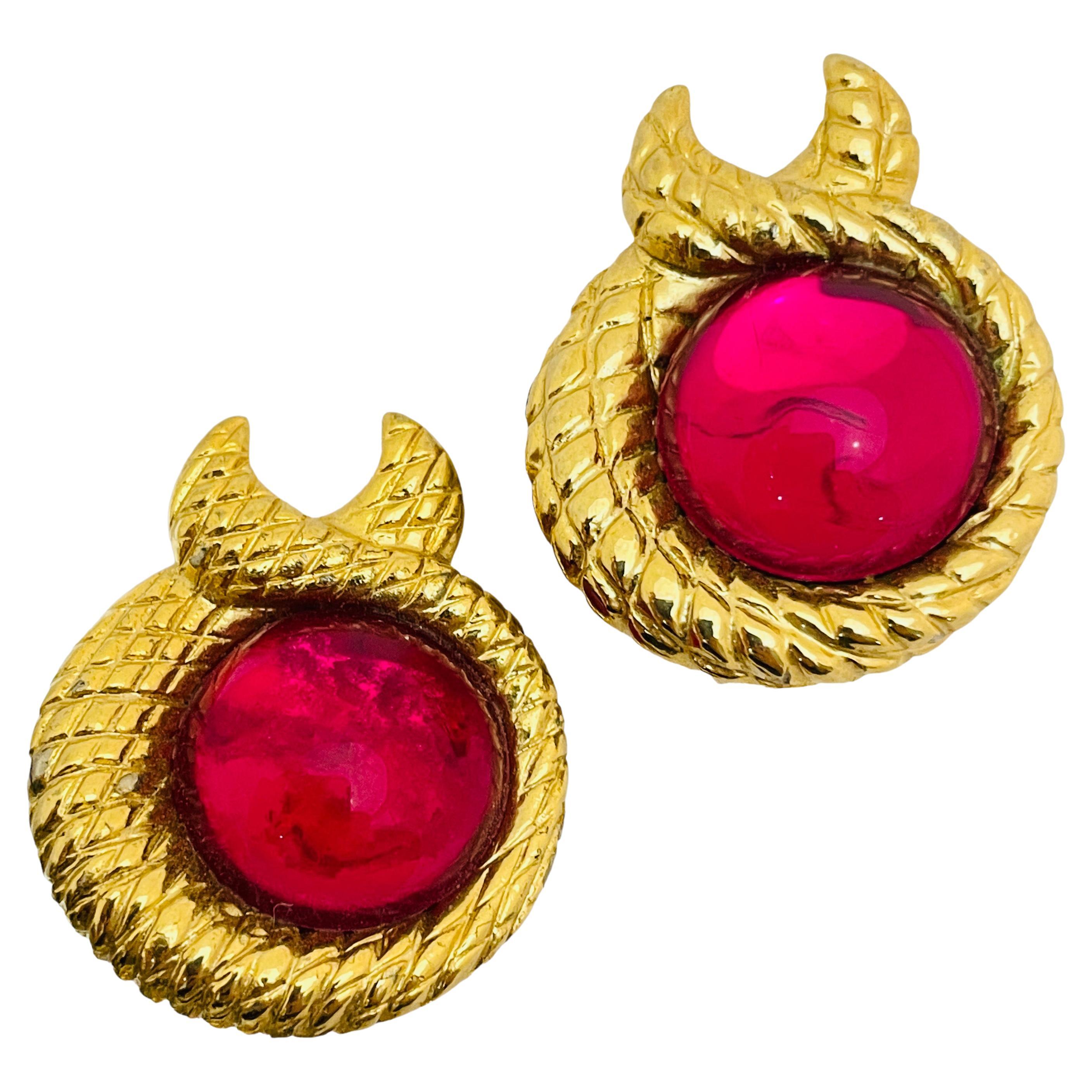 Vintage gold fuchsia pink glass designer runway clip on earrings For Sale