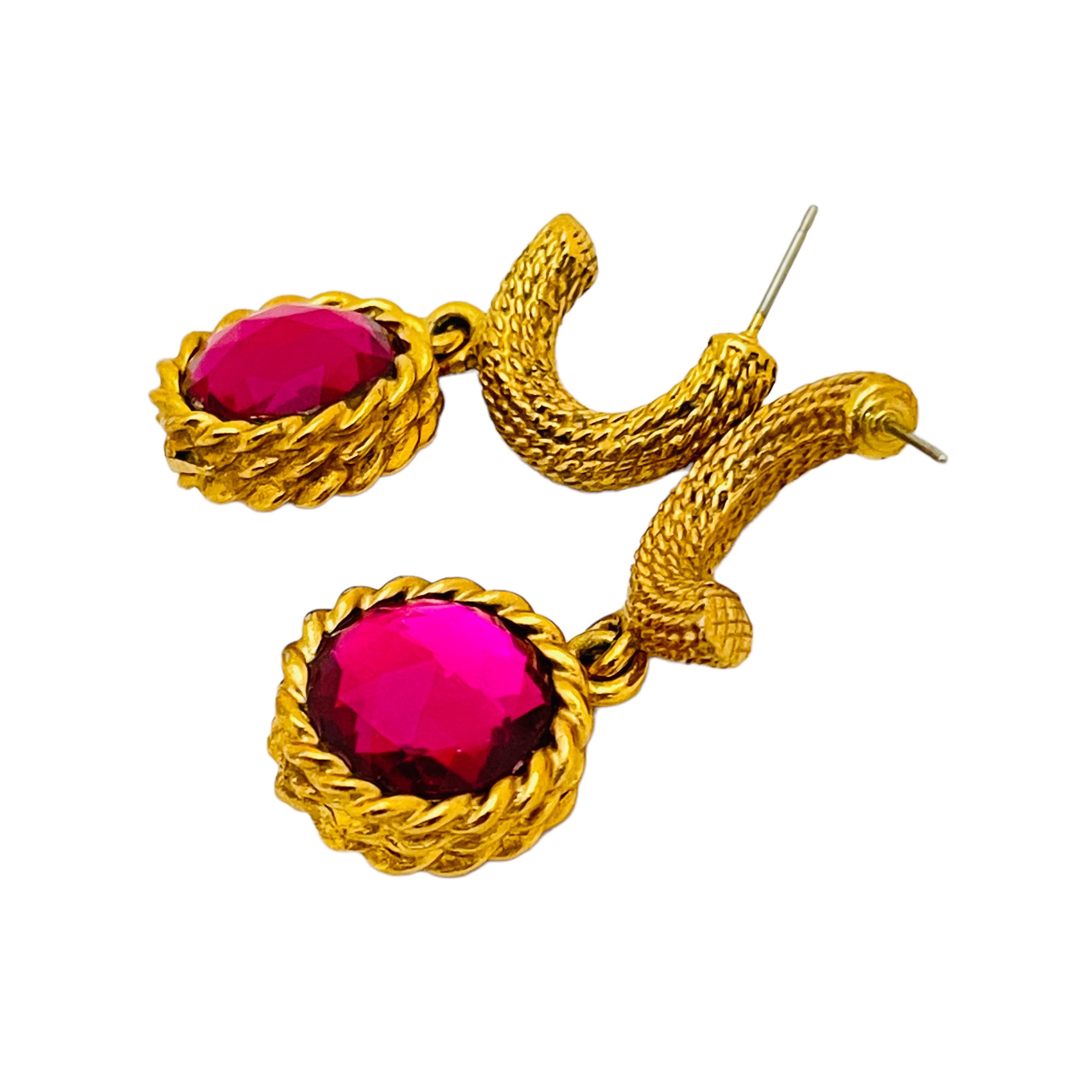 Vintage gold fuchsia pink glass designer runway pierced earrings In Good Condition For Sale In Palos Hills, IL