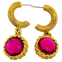 Boucles d'oreilles vintage percées en verre rose fuchsia et or, défilé de créateur