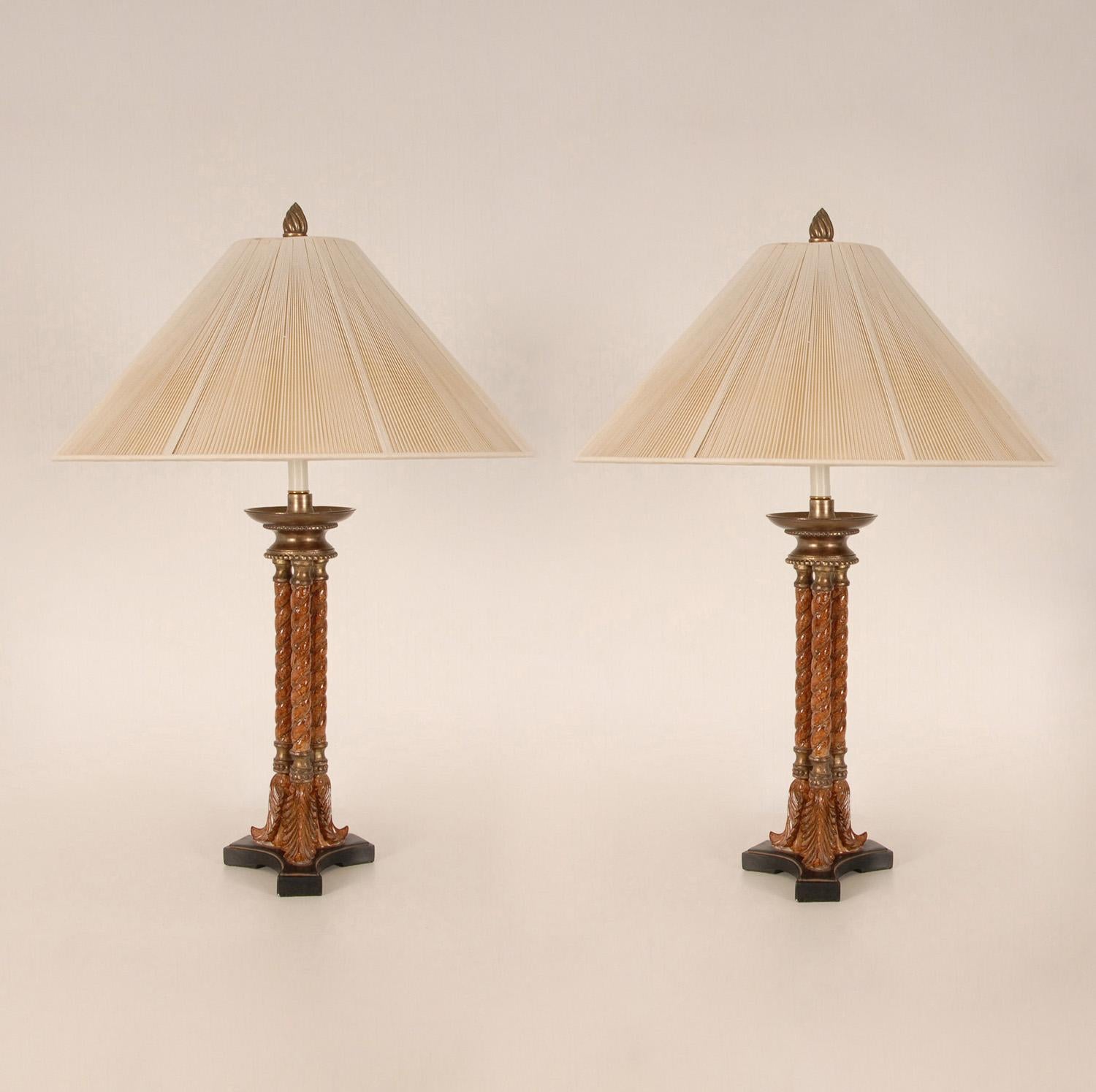 Lampes de table athéniennes tripodes en faux bronze doré et bois de ronce tourné, de style français vintage.
Design/One : Trépied athénien français en fausse loupe tournée
Style : Néoclassique, antique, midcentury, vintage, classique, hollywood