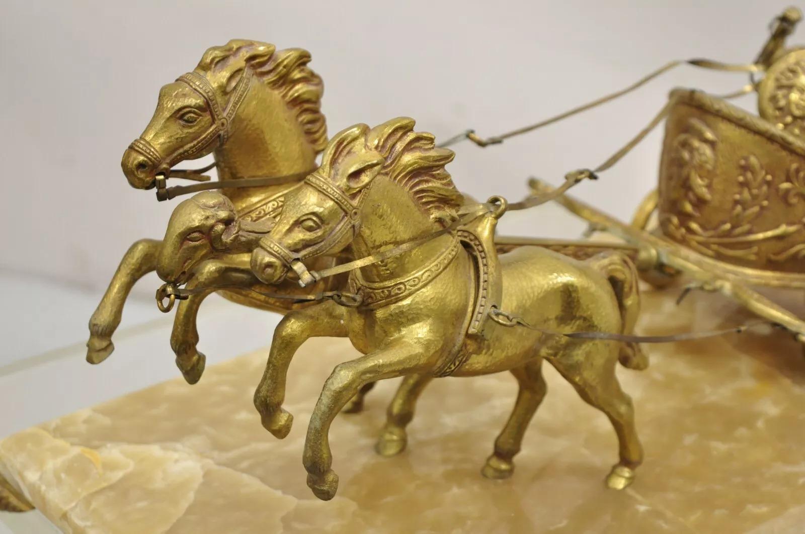 Escultura romana vintage de metal dorado con carro tirado por caballo sobre base de mármol en venta 3