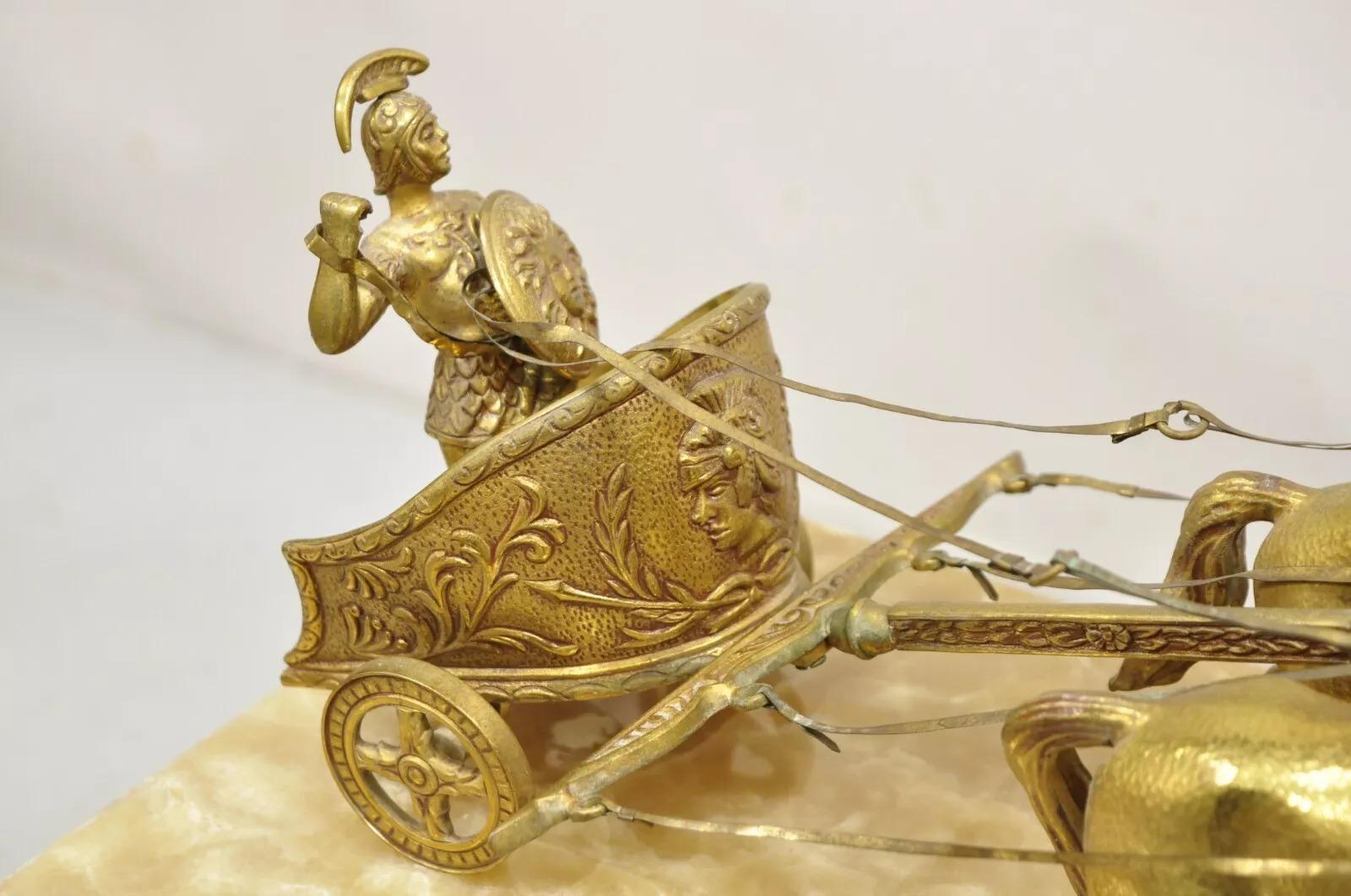 Escultura romana vintage de metal dorado con carro tirado por caballo sobre base de mármol en venta 4