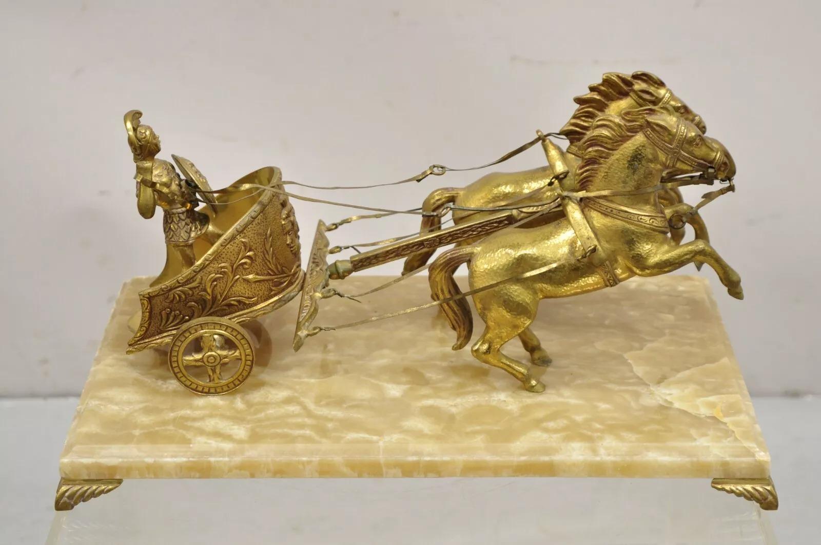 Escultura romana vintage de metal dorado con carro tirado por caballos sobre base de mármol. Mediados del siglo XX. Medidas: 8,5