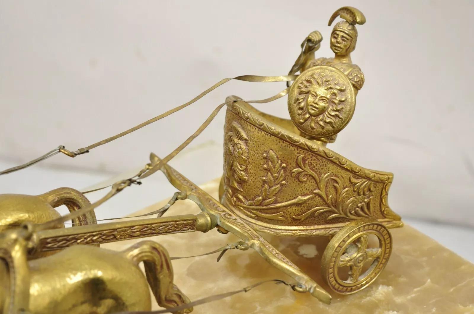 Escultura romana vintage de metal dorado con carro tirado por caballo sobre base de mármol Otro en venta