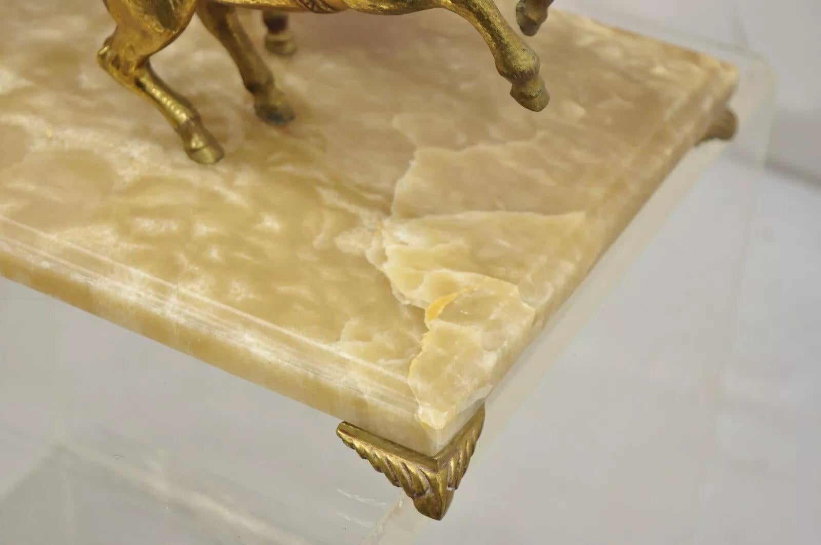 Escultura romana vintage de metal dorado con carro tirado por caballo sobre base de mármol siglo XX en venta