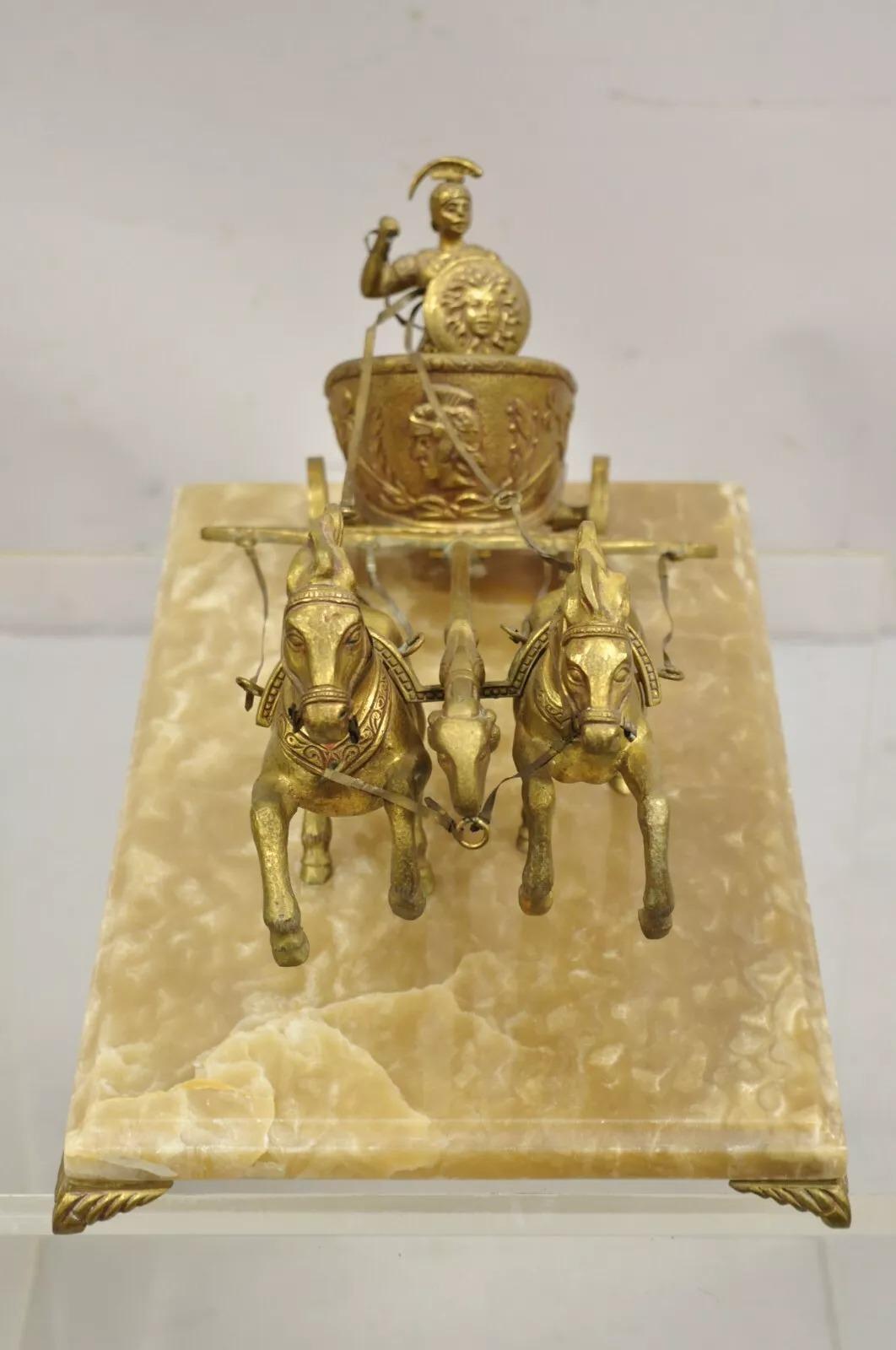 Escultura romana vintage de metal dorado con carro tirado por caballo sobre base de mármol Metal en venta
