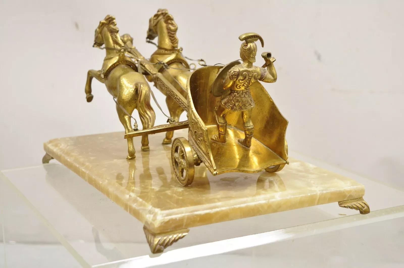 Escultura romana vintage de metal dorado con carro tirado por caballo sobre base de mármol en venta 1