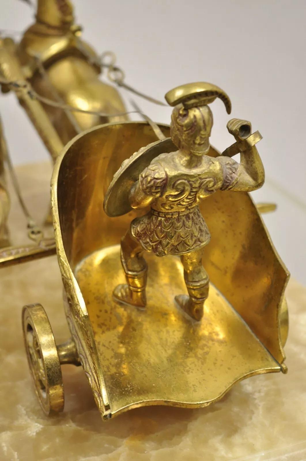 Escultura romana vintage de metal dorado con carro tirado por caballo sobre base de mármol en venta 2