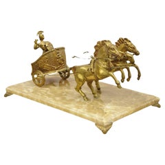 Sculpture de chariot romain dessiné en métal doré vintage sur socle en marbre