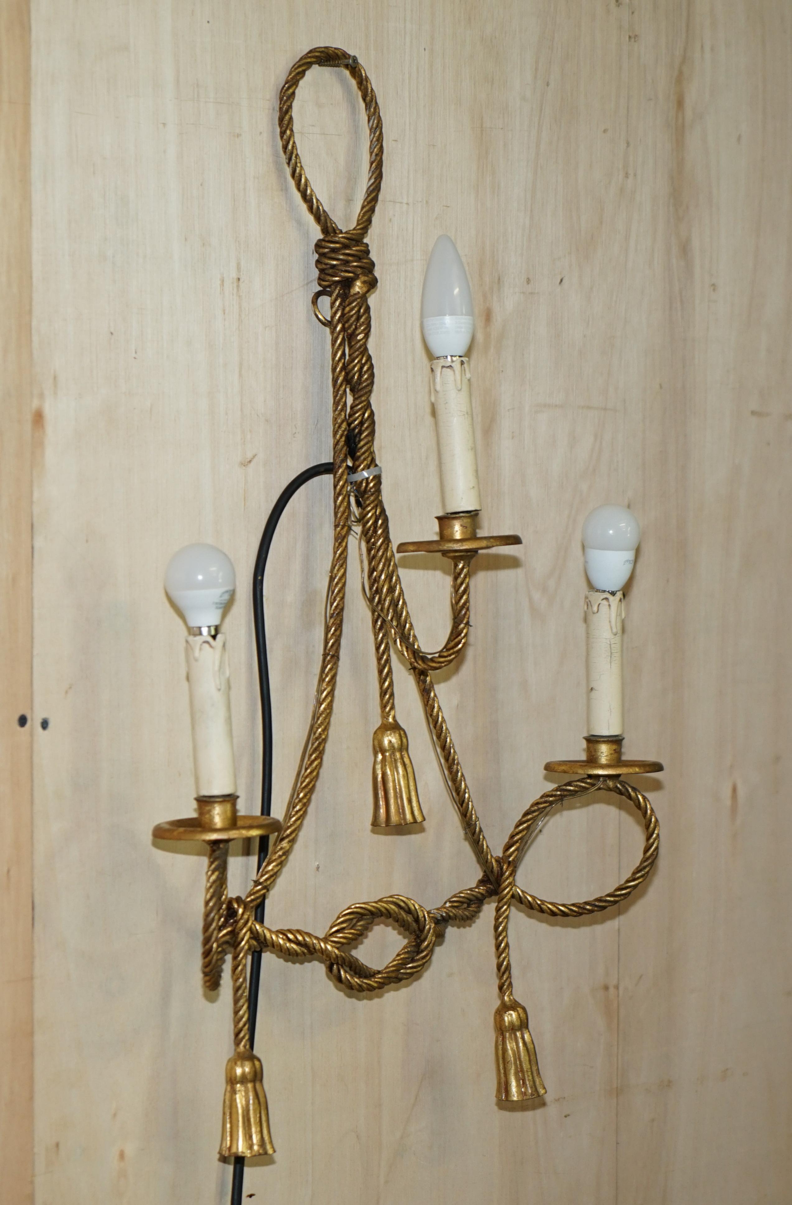 Lampe murale à trois branches avec supports de bougies, en corde torsadée et glands, dorée et vintage en vente 10