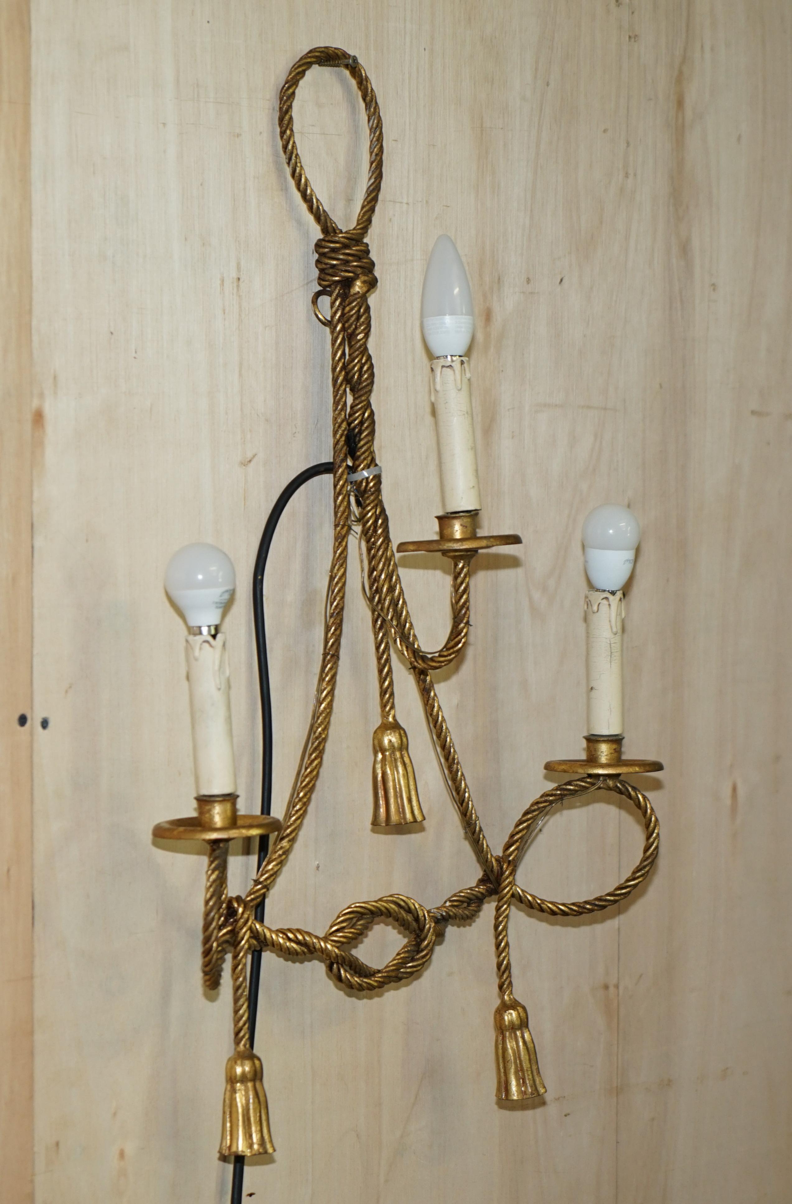 Lampada da parete a tre rami con supporto per candela in oro dorato e dorato. in vendita 9