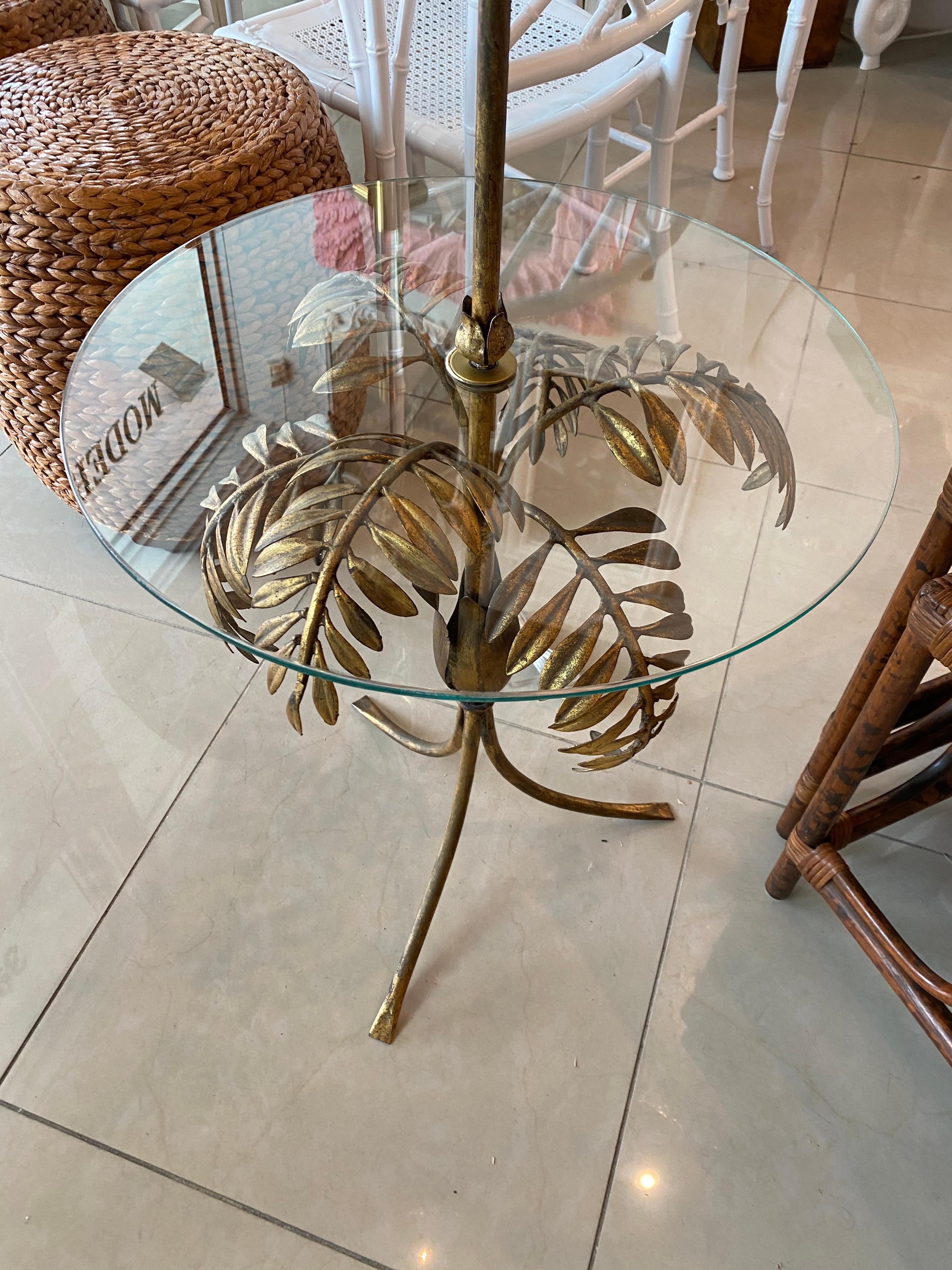 Vintage Gold Gilt Tole Italian Palm Tree Frond Floor Lamp Table In Good Condition In West Palm Beach, FL