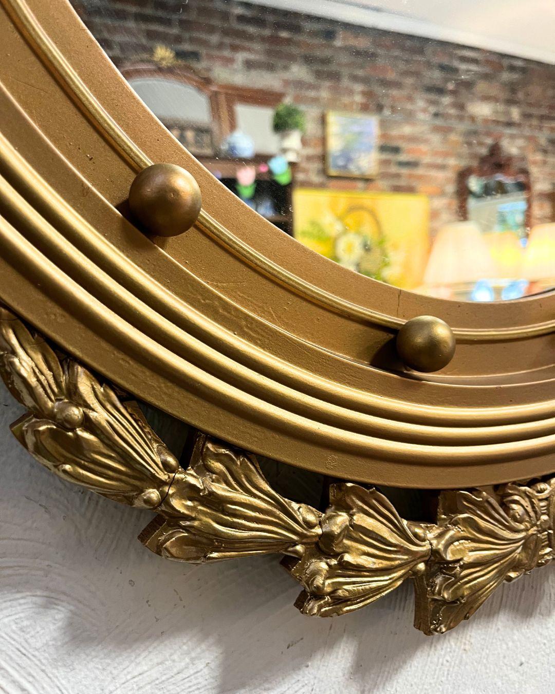 Vintage Gold Giltwood Federalist Eagle Acanthus Leaves Round Mirror In Good Condition In Portsmouth, VA