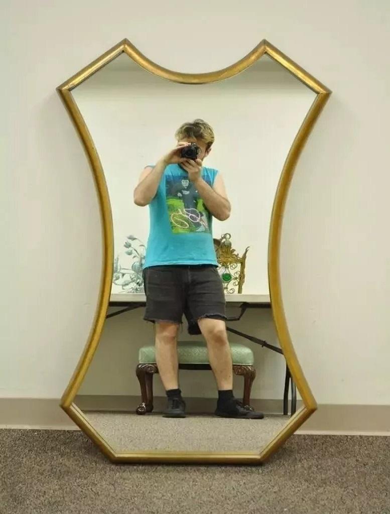 Vintage Gold Giltwood Hollywood Regency Schlüsselloch geformt Wandspiegel. Der Rahmen aus geformtem Holz hat eine schöne, antike Goldvergoldung und klare, moderne Linien. Circa Mitte des 20. Jahrhunderts. Abmessungen: 48