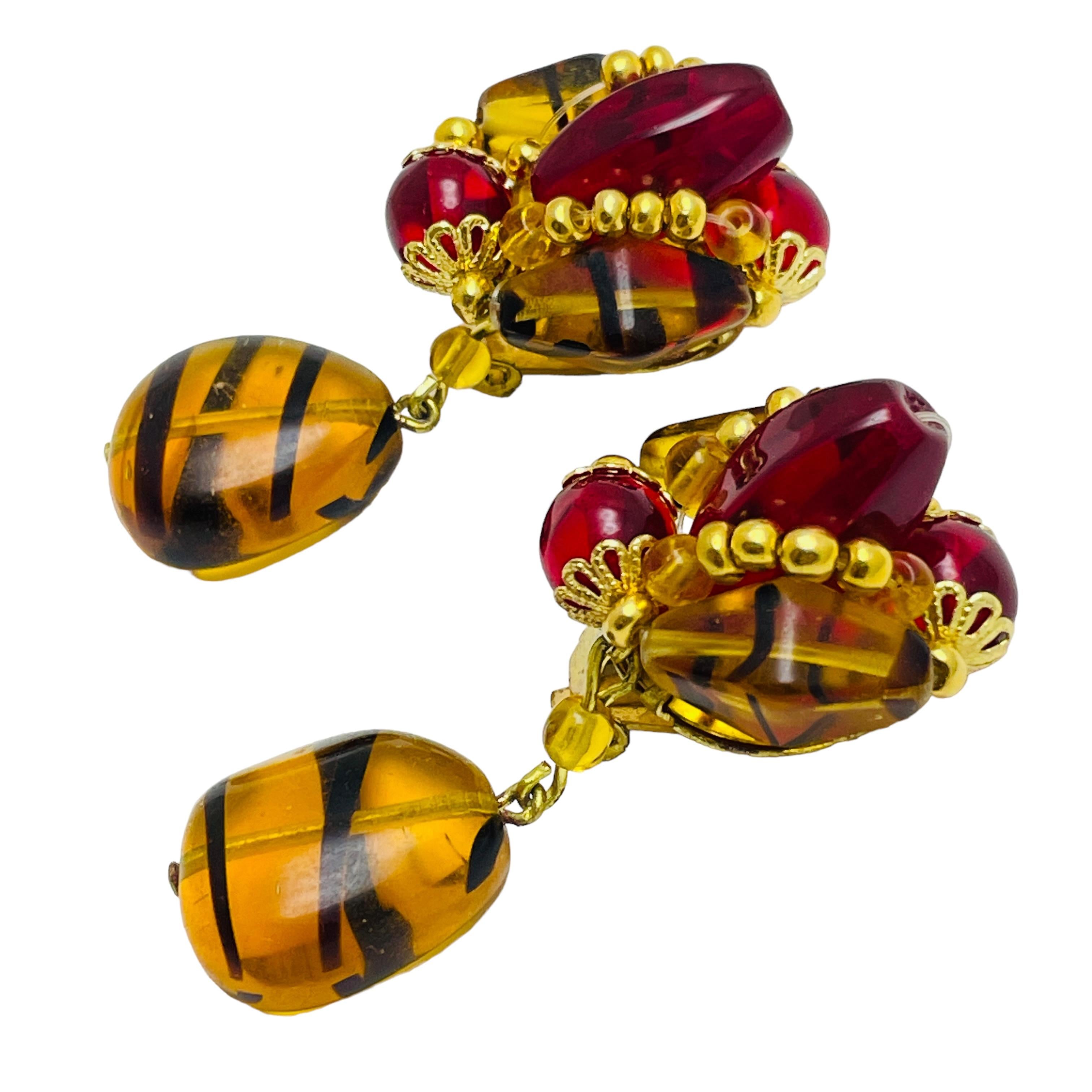 DETALLES

- sin signo  

- tono dorado con piedras de cristal

- pendientes vintage de diseño

MEDIDAS  

- 

CONDICIÓN

-  muy buen estado vintage con mínimos signos de desgaste 

 Código 46

❤️❤️  JOYAS DE DISEÑO VINTAGE ❤️❤️

❤️❤️  BOUTIQUE DE
