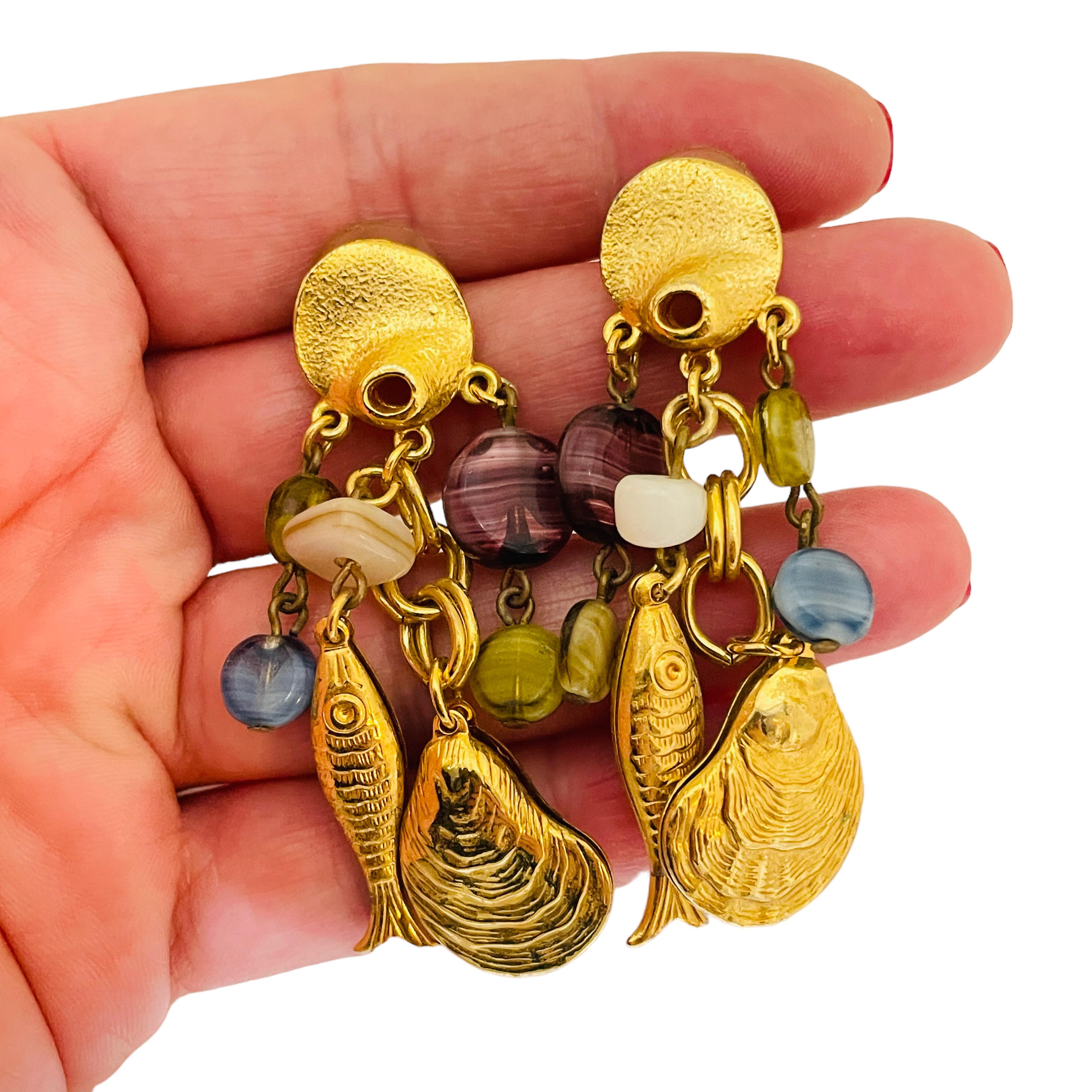 Vintage gold glass dangle seashells 80’s earrings   In Excellent Condition For Sale In Palos Hills, IL