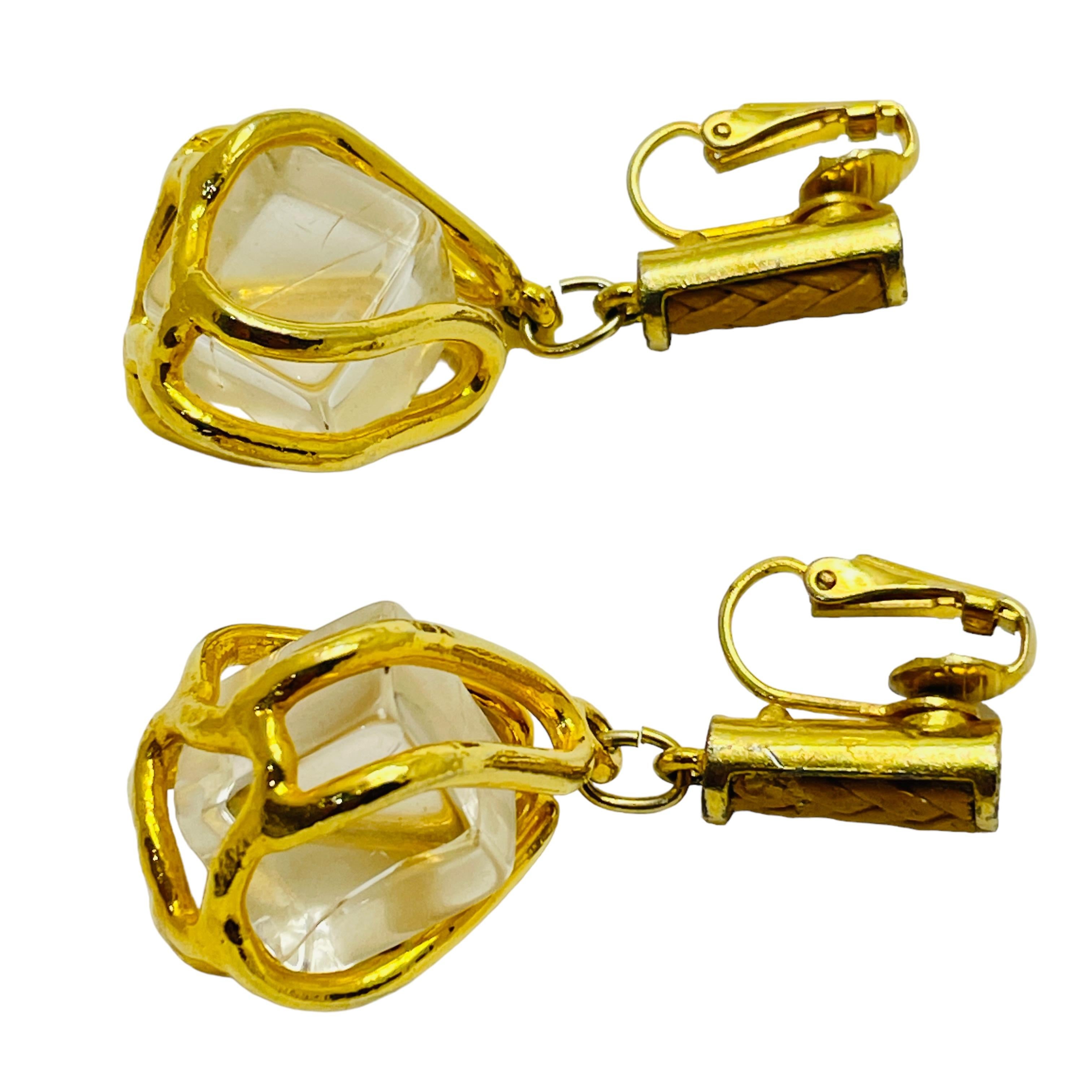 DETAILS

- • ohne Vorzeichen

- • goldfarben mit Glas 

- • Vintage-Designer-Ohrringe

MASSNAHMEN  

- • 

CONDIT

- •  sehr guter Vintage-Zustand mit minimalen Gebrauchsspuren 

 Sku 44

❤️❤️  VINTAGE-DESIGNER-SCHMUCK ❤️❤️

❤️❤️  ALEXANDER'S