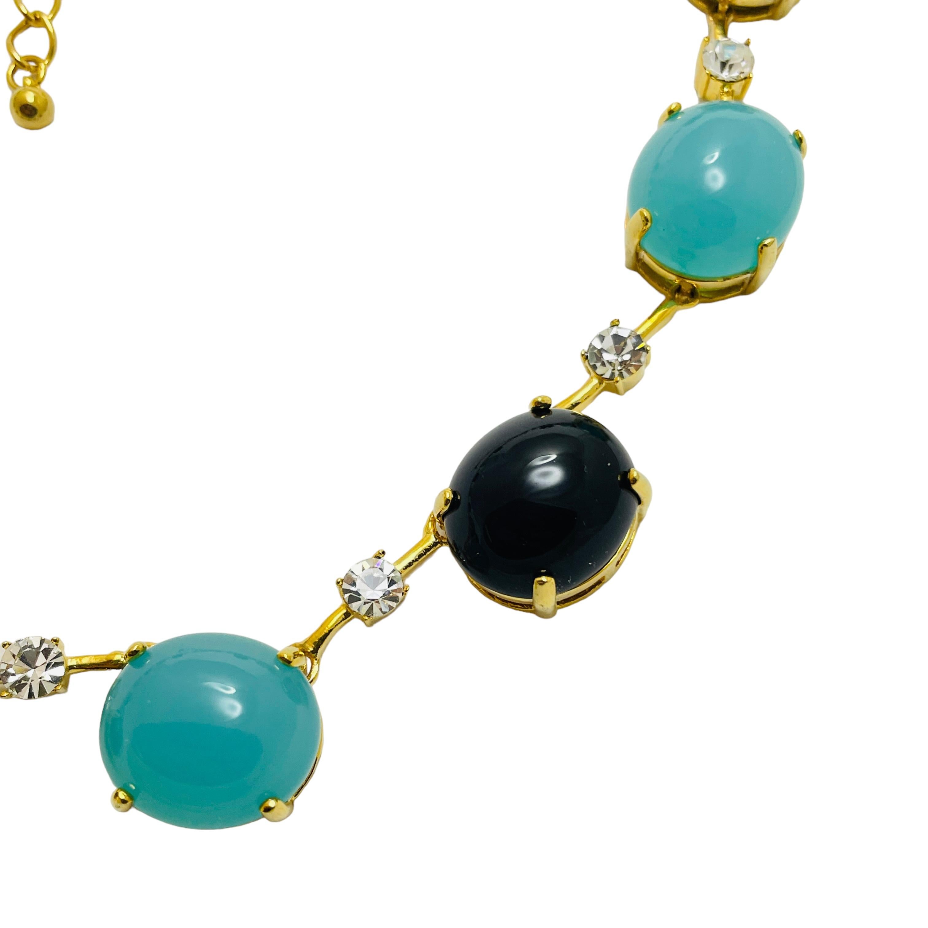 DÉTAILS

• non signé 

• ton or avec pierres de verre

• Collier de créateur contemporain

MESURES  

• 

CONDITION

•  très bon état avec des signes d'usure minimes 

 Sku 42

❤️❤️  BIJOUX VINTAGE DE CRÉATEURS ❤️❤️

❤️❤️  ALEXANDER'S BOUTIQUE  ❤️❤️