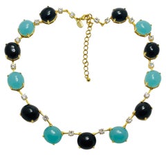 Collier de designer en verre doré pour défilé de mode