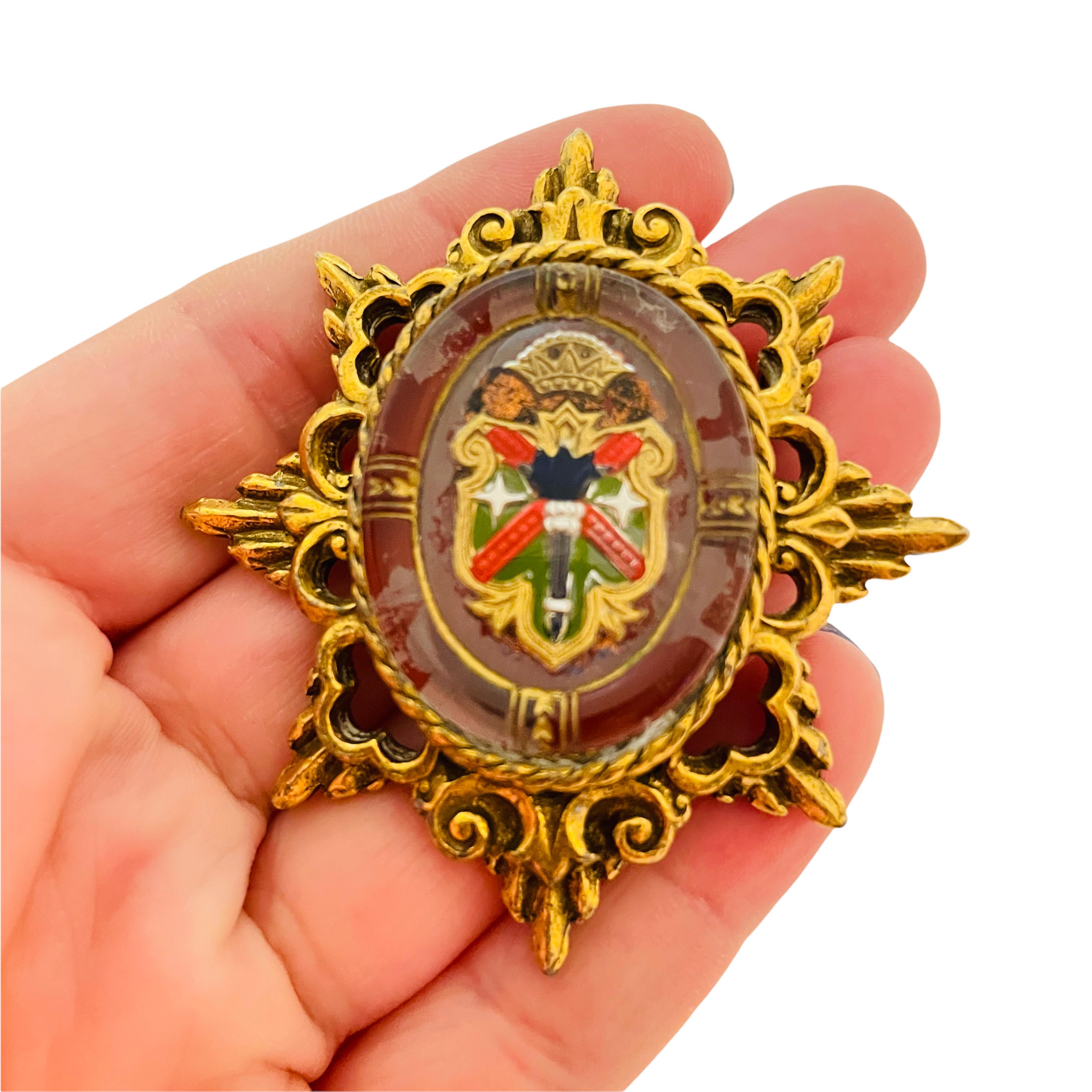 Broche couronne de créateur royale vintage en verre doré et émail en vente 1
