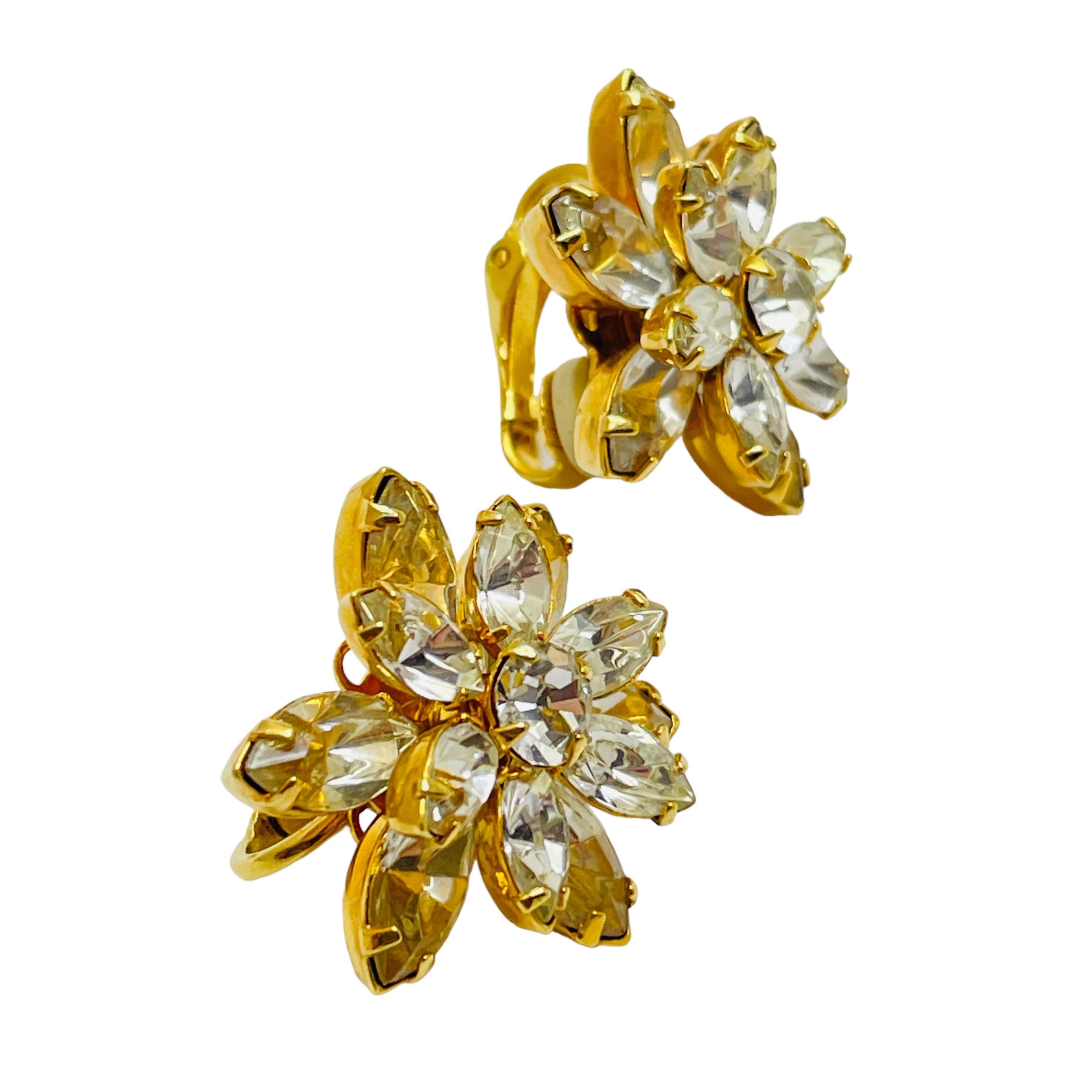 DETAILS

• unsigned 

• gold tone with glass stones

• vintage designer earrings

MEASUREMENTS  

• 

CONDITION

•  very good vintage condition with minimal signs of wear 

 Sku 42

❤️❤️  VINTAGE DESIGNER JEWELRY ❤️❤️

❤️❤️  ALEXANDER’S BOUTIQUE 