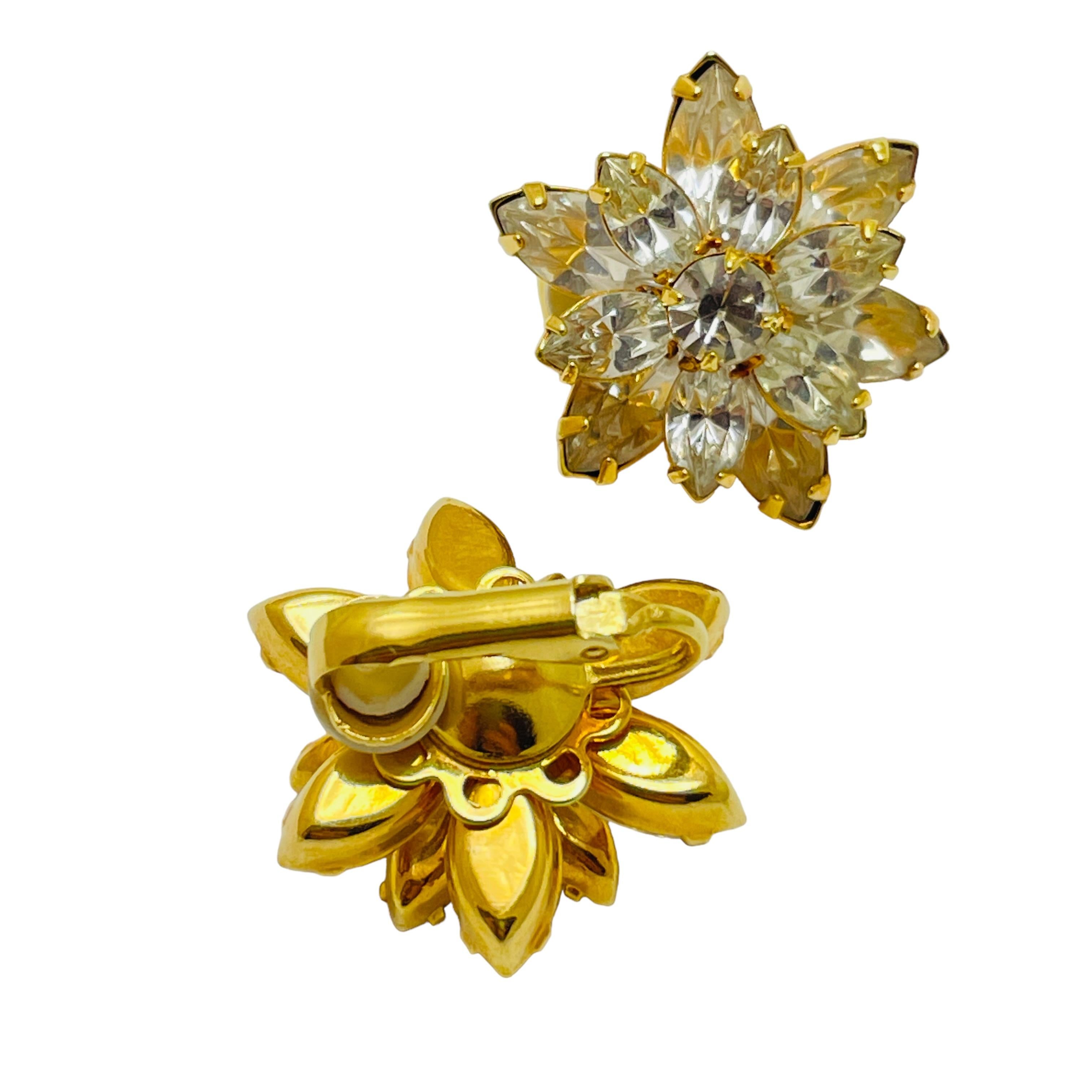Vintage gold glass flower designer clip on earrings In Good Condition For Sale In Palos Hills, IL