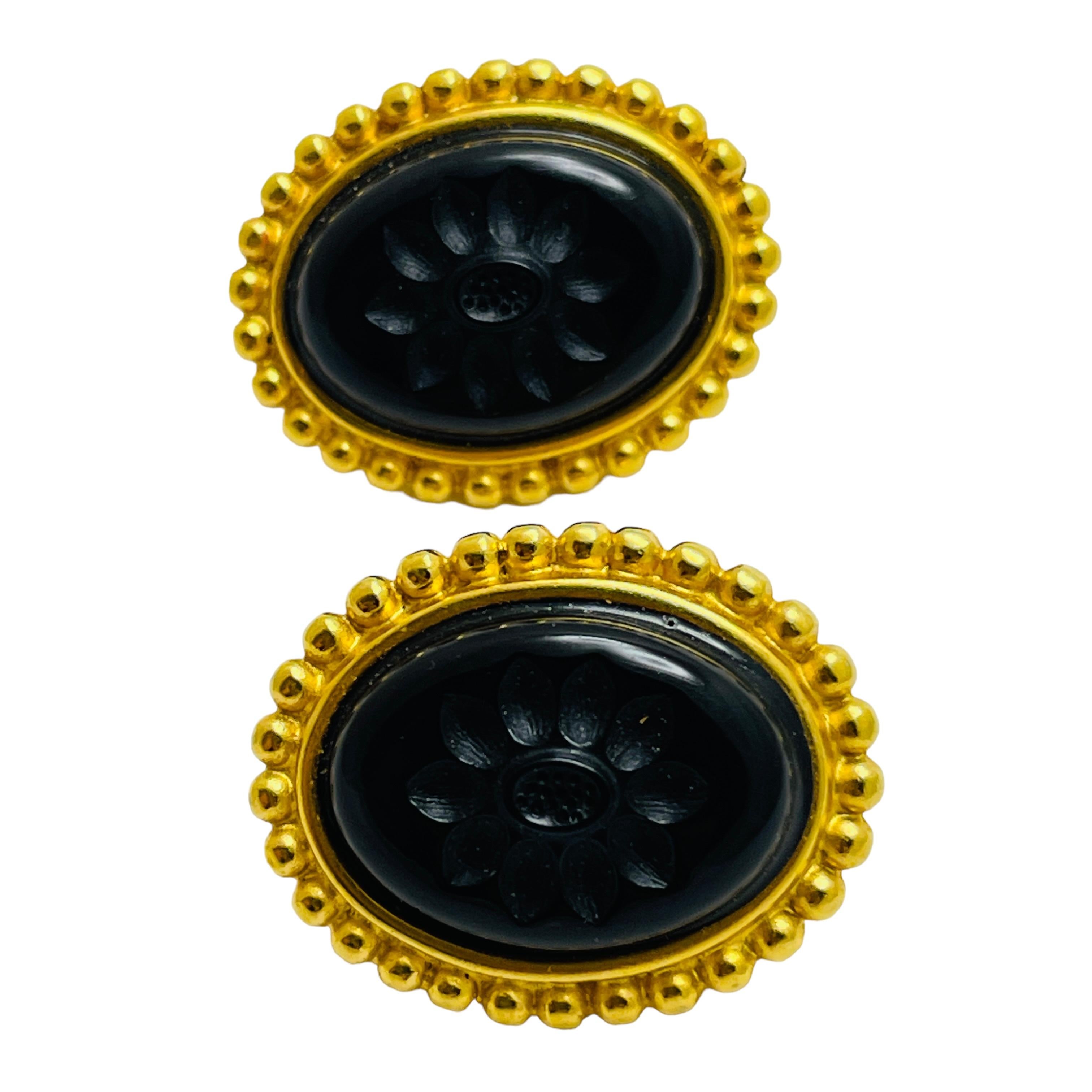 DETAILS

- • ohne Vorzeichen   

- • goldfarben mit schwarzen Glaskabinen

- • Vintage-Designer-Ohrringe vom Laufsteg  

MASSNAHMEN  

- • 

CONDIT

- •  sehr guter Vintage-Zustand mit minimalen Gebrauchsspuren 

 Sku 40

❤️❤️ 