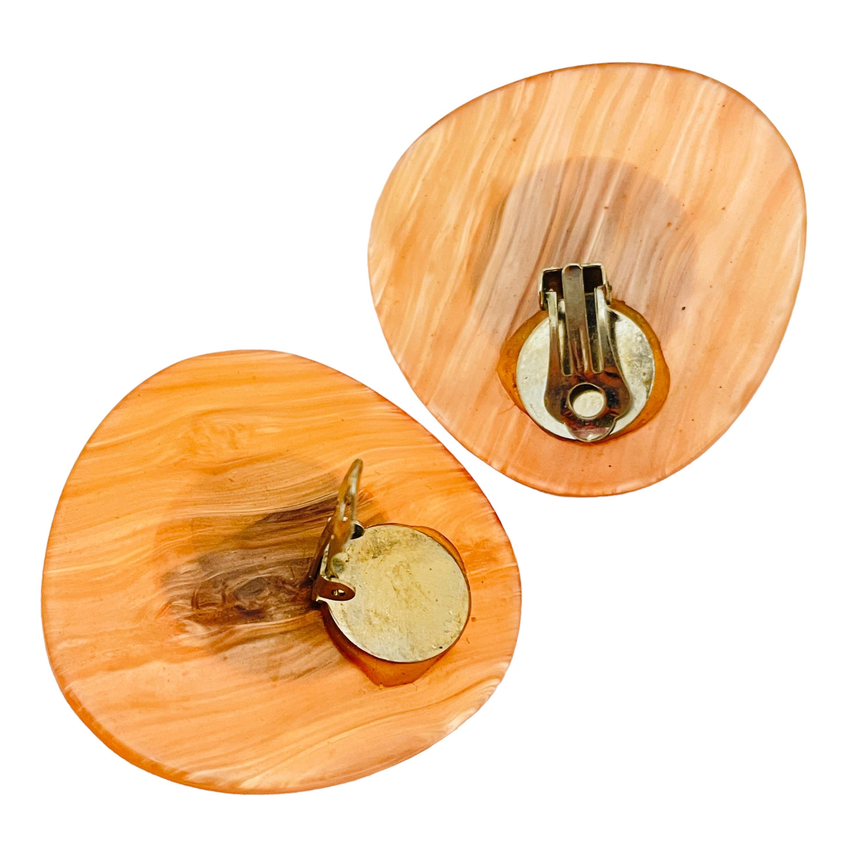Vintage gold glass massive designer runway clip on earrings In Good Condition For Sale In Palos Hills, IL