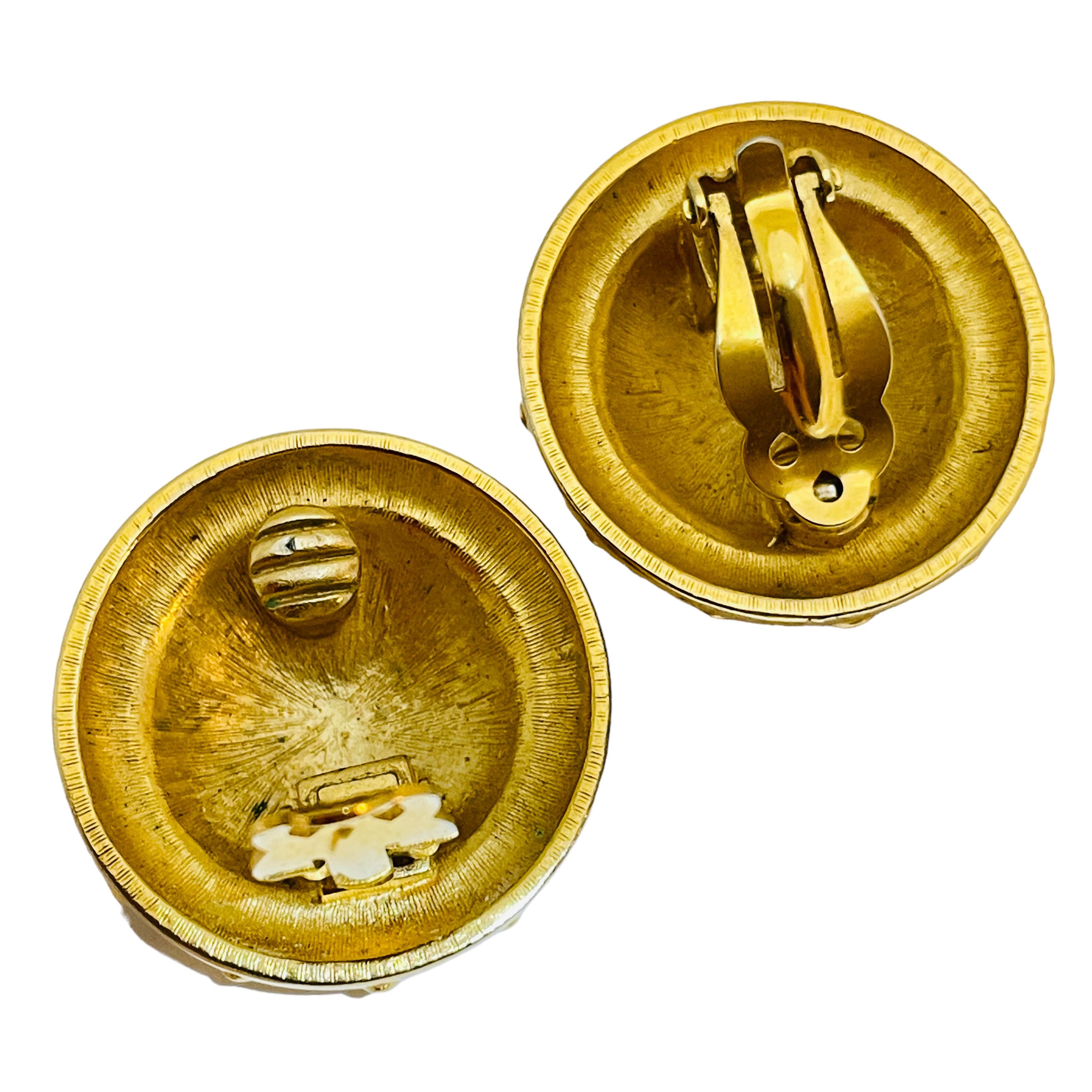 Vintage gold glass stones etruscan byzantine designer runway clip on earrings In Good Condition For Sale In Palos Hills, IL