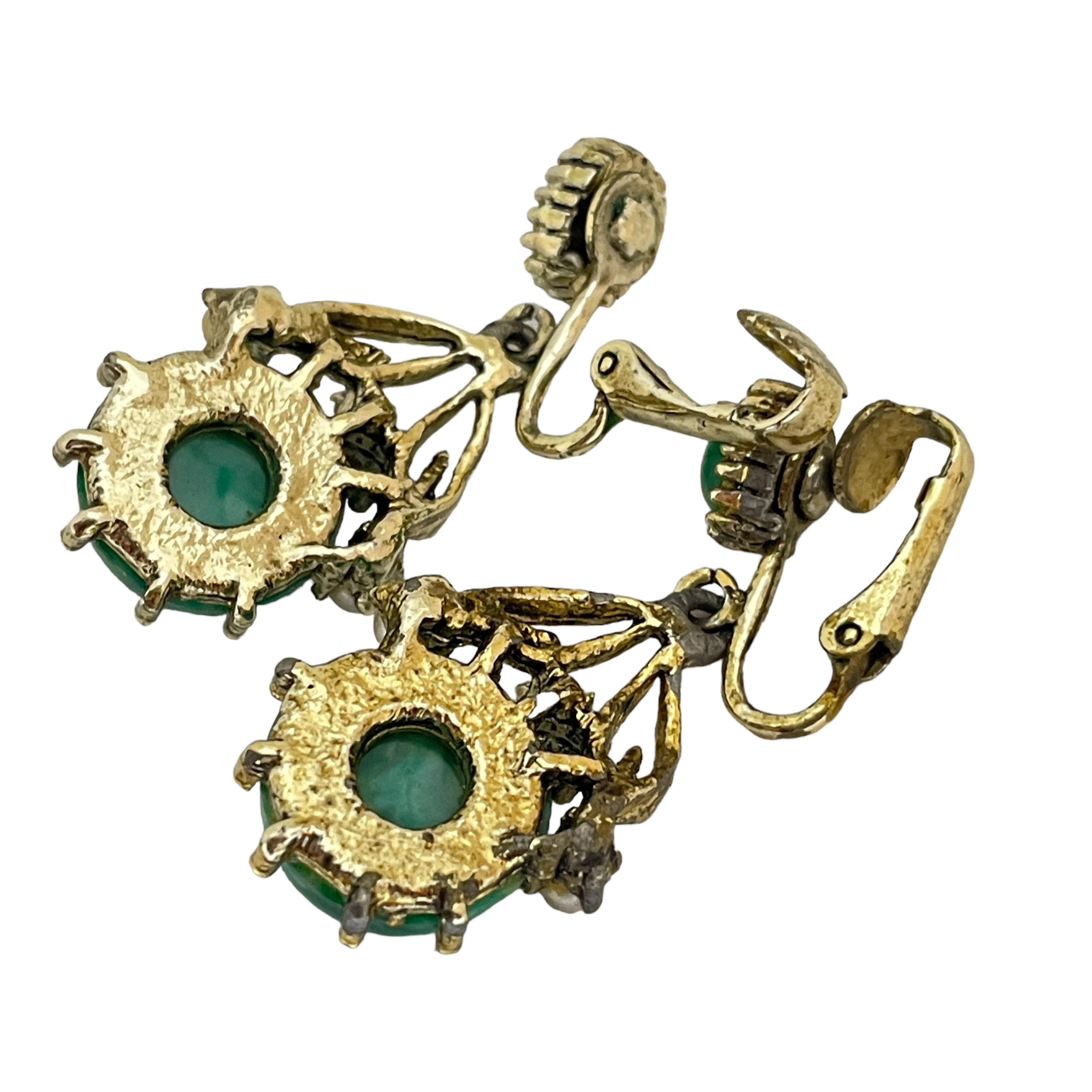Pendientes de clip de diseño con gota de falso jade verde dorado vintage en Bueno estado para la venta en Palos Hills, IL
