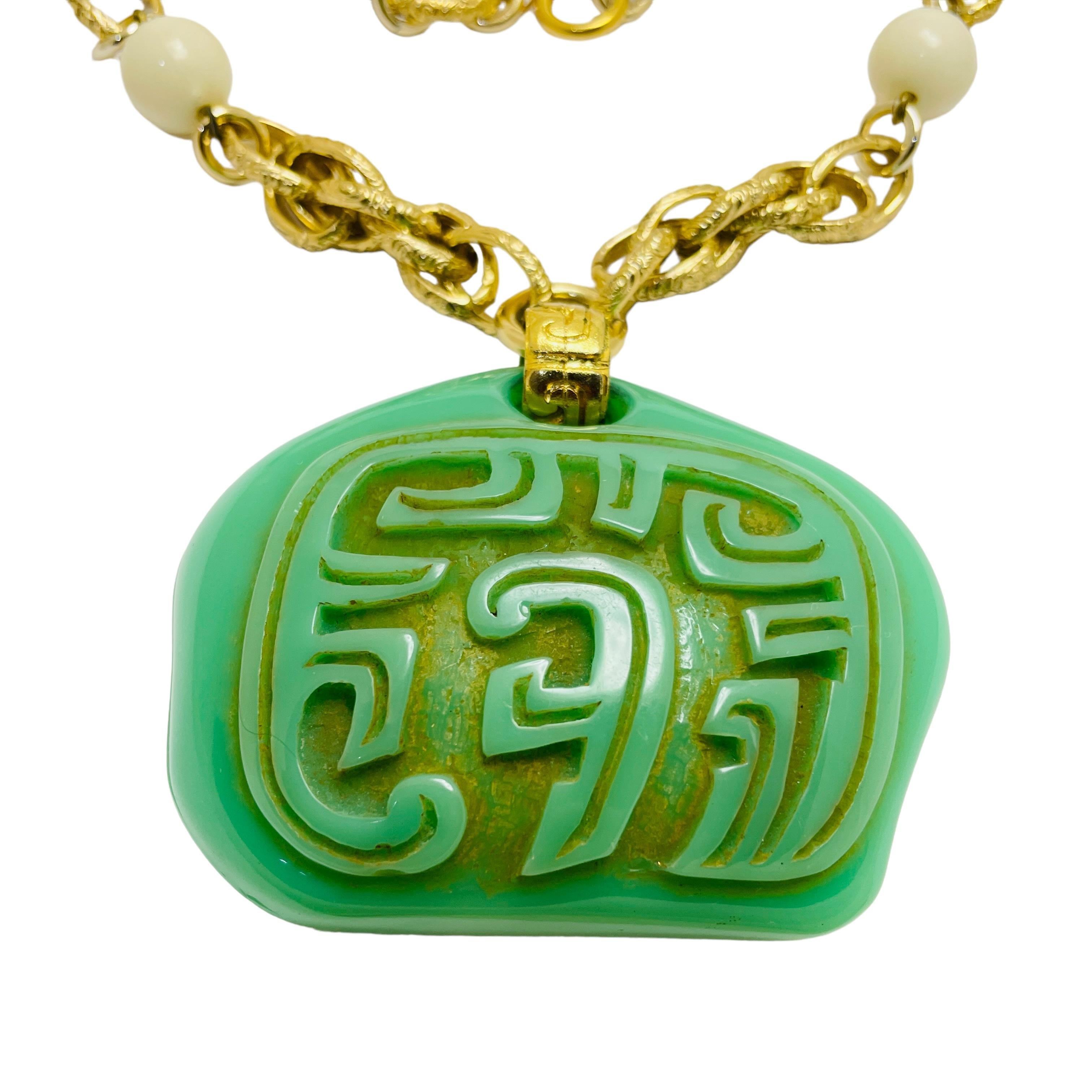 DETAILS

- • ohne Vorzeichen

- • goldfarben mit Lucite-Jade-Imitat 

- • Vintage-Designer-Halskette

MASSNAHMEN  

- • 

CONDIT

- •  sehr guter Vintage-Zustand mit minimalen Gebrauchsspuren 

 Sku 44

❤️❤️  VINTAGE-DESIGNER-SCHMUCK ❤️❤️

❤️❤️ 