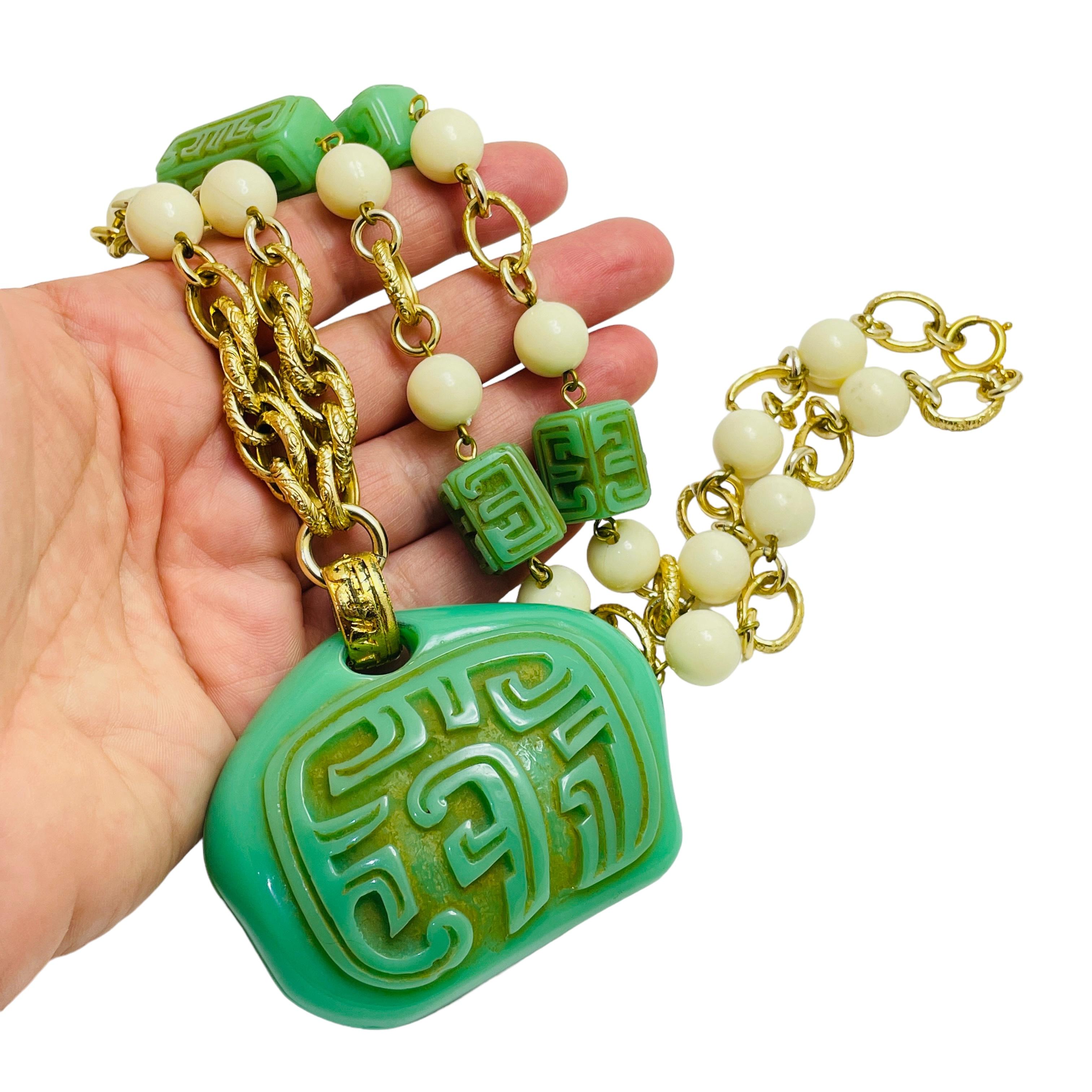 Vintage massive asiatische orientalische Halskette aus Gold, grüner Jade und Lucite im Angebot 1