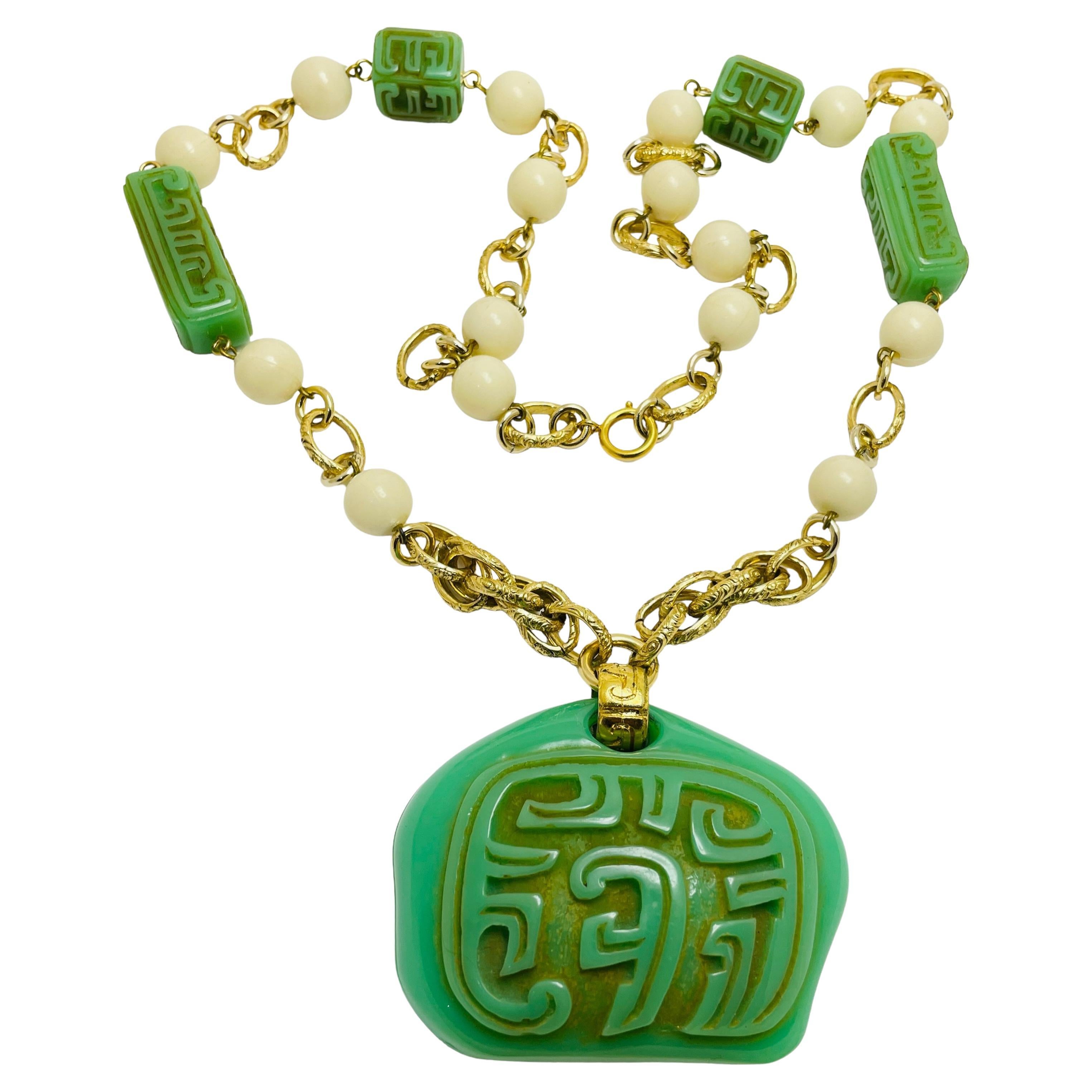 Vintage massive asiatische orientalische Halskette aus Gold, grüner Jade und Lucite im Angebot