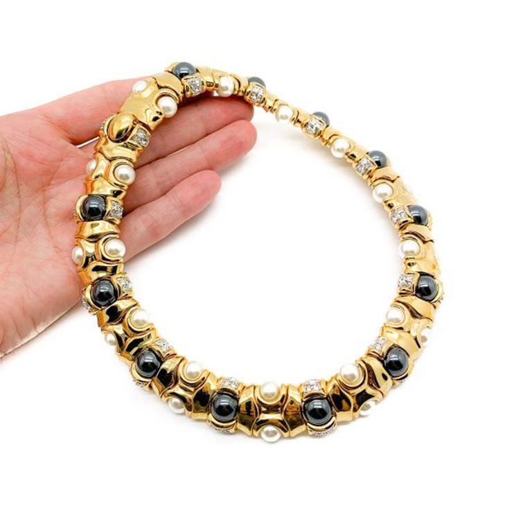 A delightfully extravagant Vintage Gold Pearl Collar. Featuring a weighty gold plated metal collar adorned with chic pearls in grey and white and with pretty rhinestone accents to finish. In very good vintage condition, 35.5cms. This vintage beauty