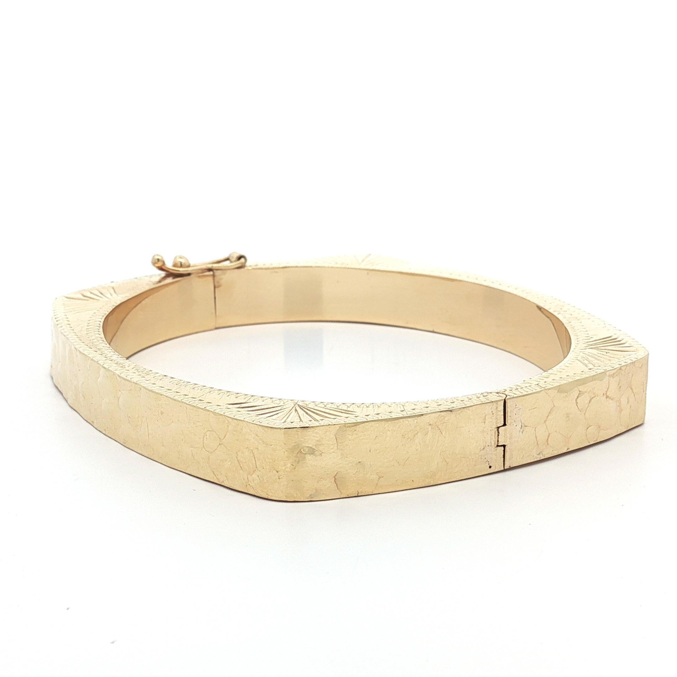 Vintage Gold Hammered Finish & Hand Engraved Square Open Hinged Bangle Bracelet In Good Condition For Sale In Montclair, NJ