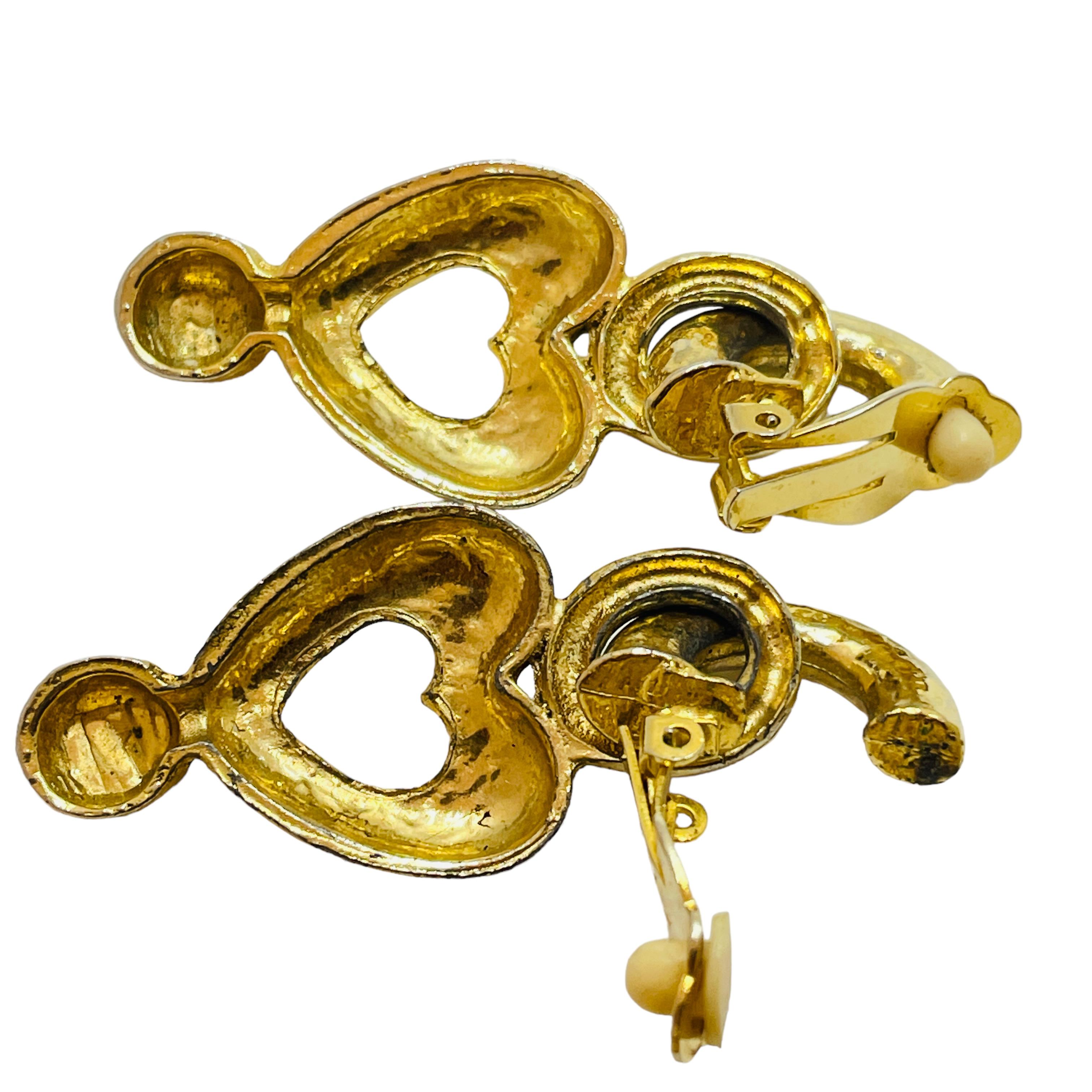Vintage gold heart dangle clip on earrings In Good Condition For Sale In Palos Hills, IL