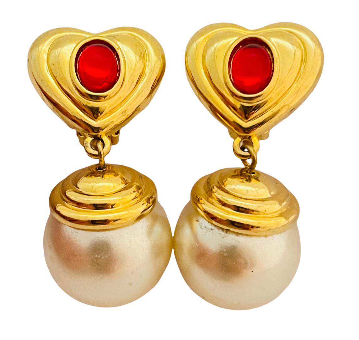 DETAILS

• Unsigned  

• gold tone with red glass and pearls

• vintage designer runway clip on earrings 

MEASUREMENTS  

• 1.75” by 0.88”

CONDITION

• excellent vintage condition with minimal signs of wear

❤️❤️ VINTAGE DESIGNER JEWELRY ❤️❤️ 
