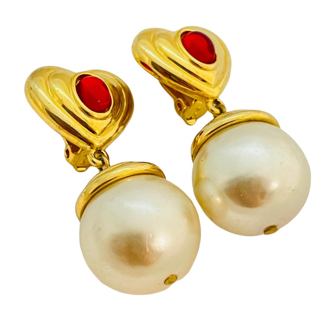 Vintage gold hearts red cabochon dangle pearl clip on earrings In Good Condition For Sale In Palos Hills, IL