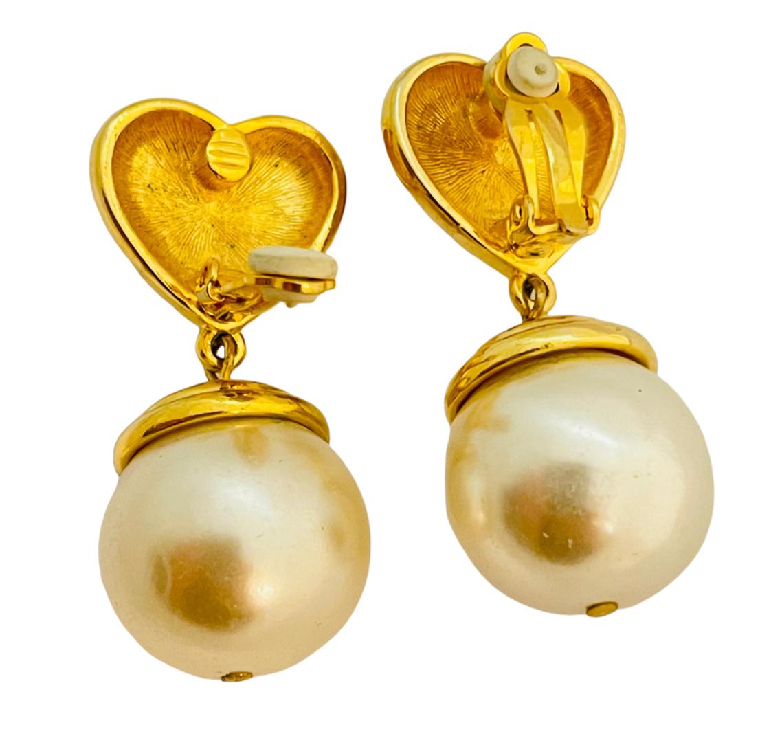 Women's Vintage gold hearts red cabochon dangle pearl clip on earrings For Sale