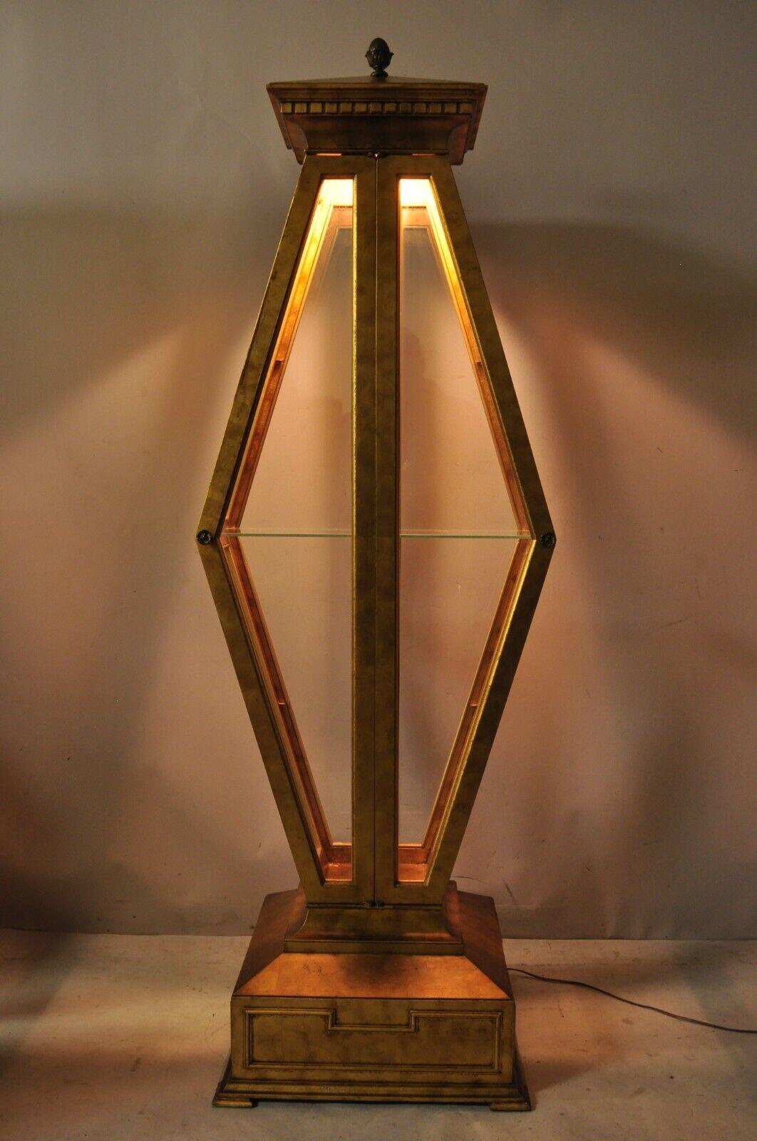 Hollywood Regency Diamant-Vitrinenschrank in Form eines Curio-Schranks im Zustand „Gut“ im Angebot in Philadelphia, PA